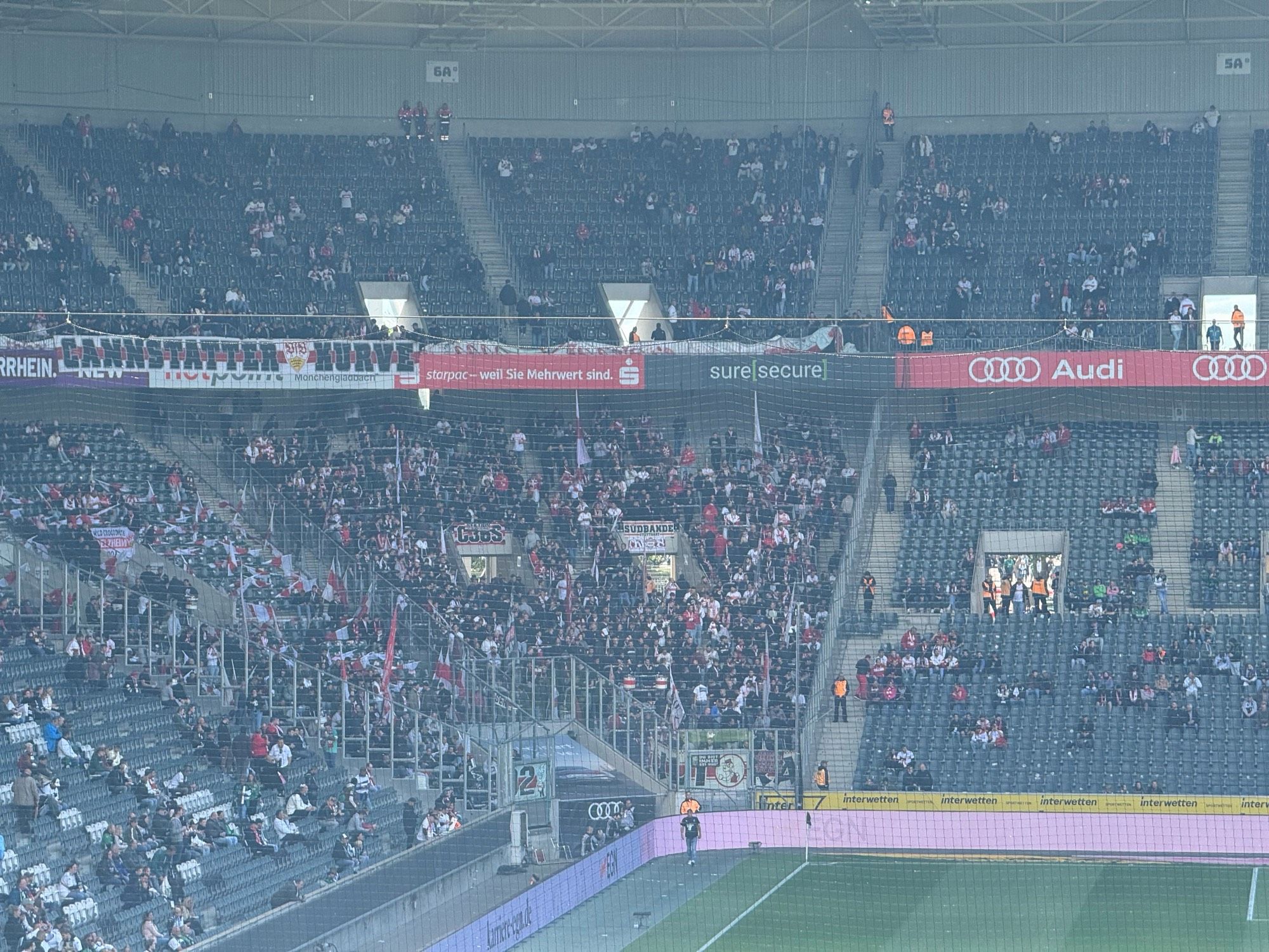 Gäste-Block im BORUSSIA-PARK eine Stunde vor Anpfiff der Partie Gladbach gegen Stuttgart. Schon gut gefüllt, da geht aber noch was.