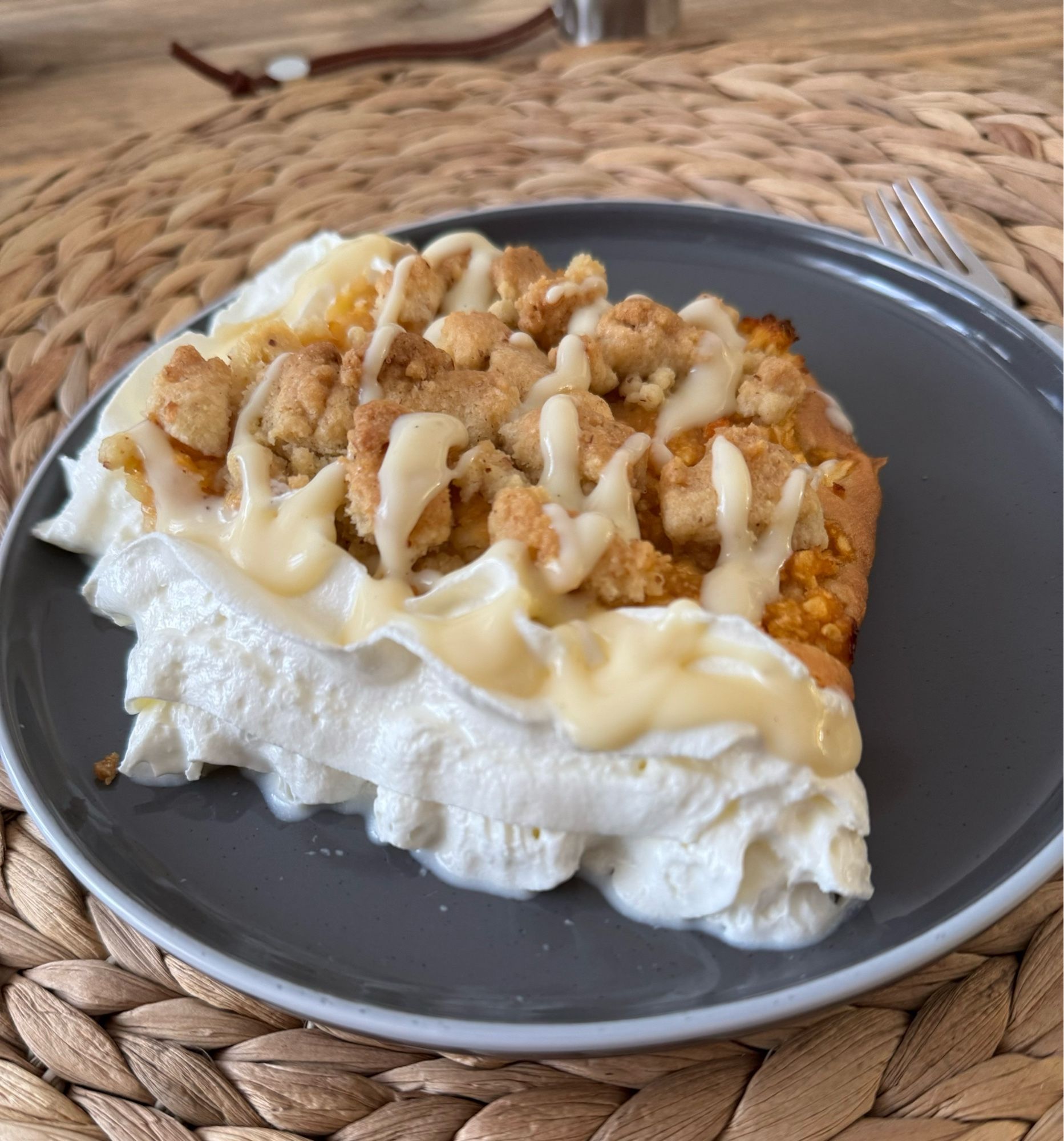 Frisch gebackener Apfel-Streusel-Kuchen mit Schlagsahne und Vanillesoße. 😋