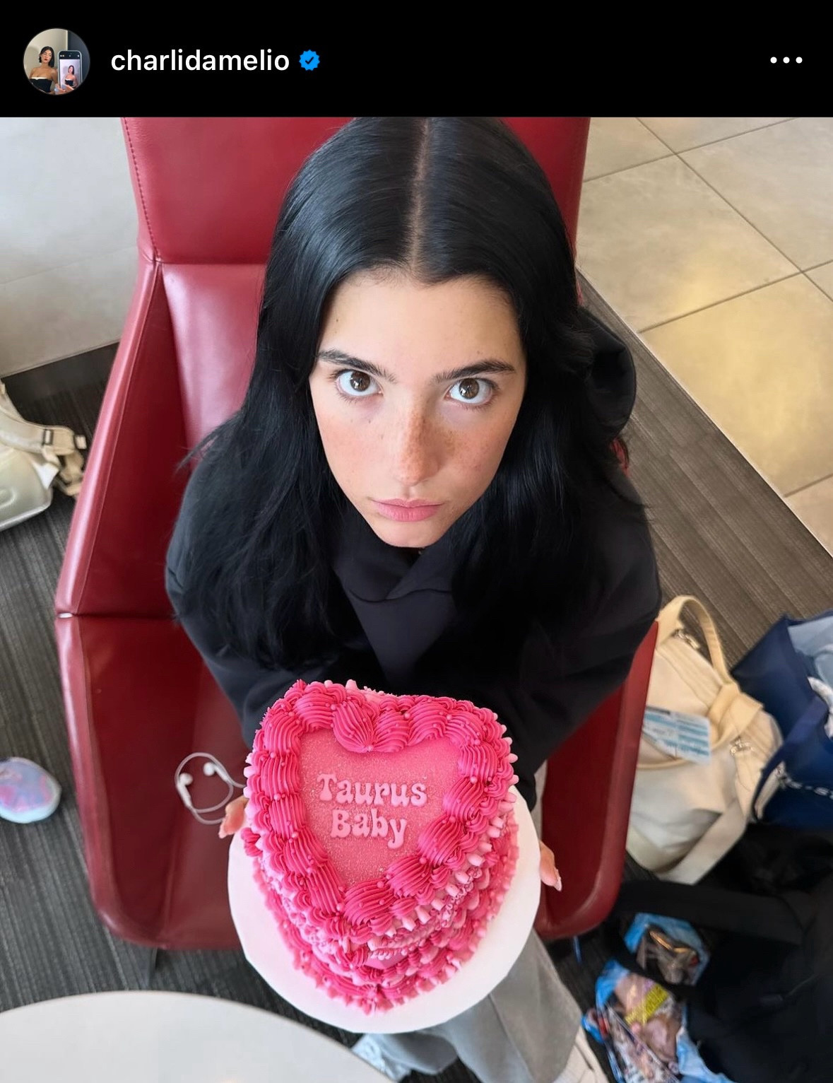 Charli D‘Amilios neuster Instagrampost. Charli hält einen Kuchen mit Text „Taurus Baby“ und guckt dankend, überrascht und fordernd. Der Witz spielt auf Taurus-Raketenlieferungen in die Ukraine an.