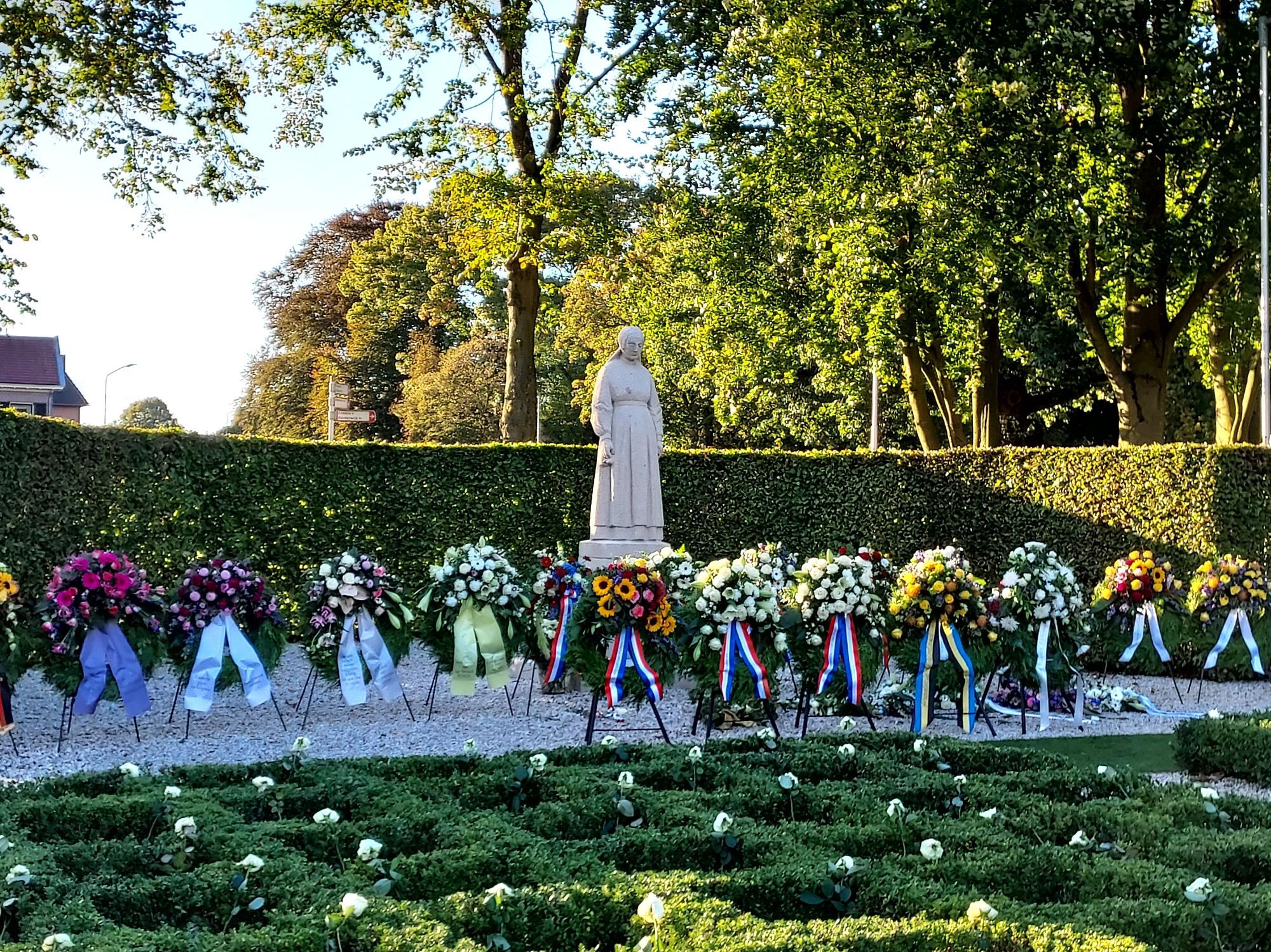 Op de achtergrond het standbeeld van het vrouwtje van Putten in klederdracht. Voor haar staan de kransen die gisteren werden gelegd en op de voorgrond een deel van de 659 vakjes die de mannen symboliseren die werden afgevoerd.