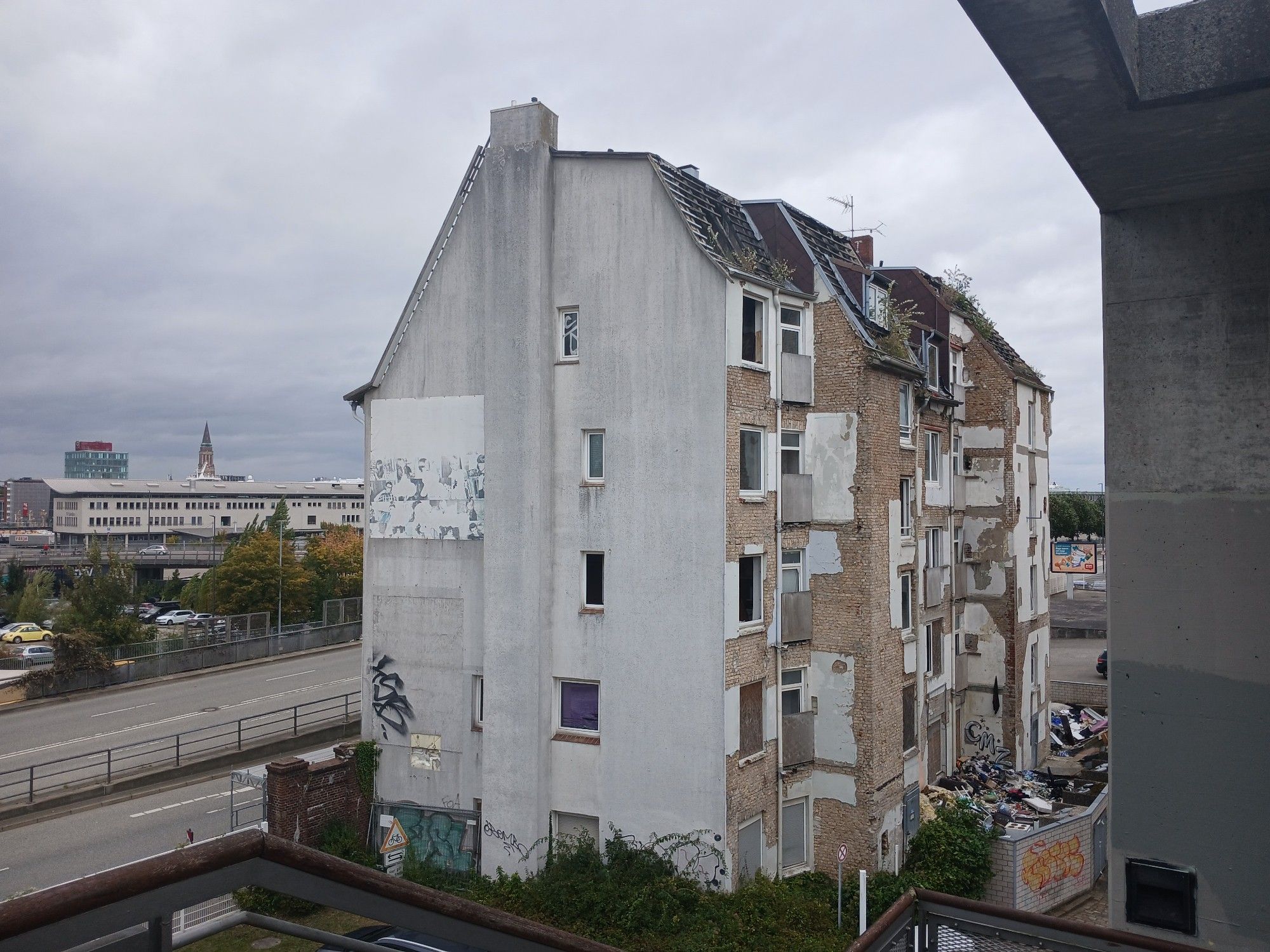 Altes kaputtes haus ohne fenster dahinter große straße und Kieler Förde