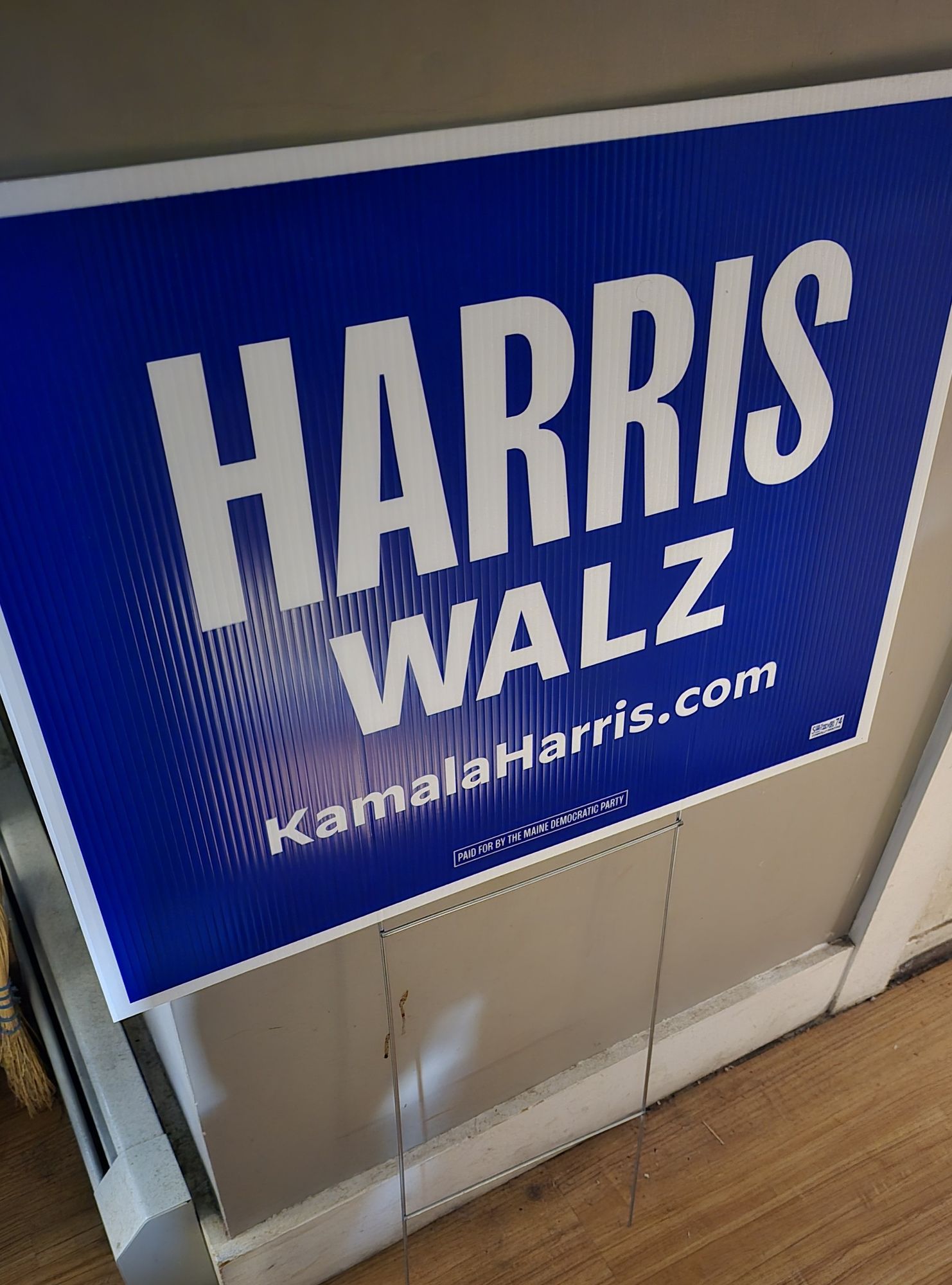 Harris-Walz lawn sign