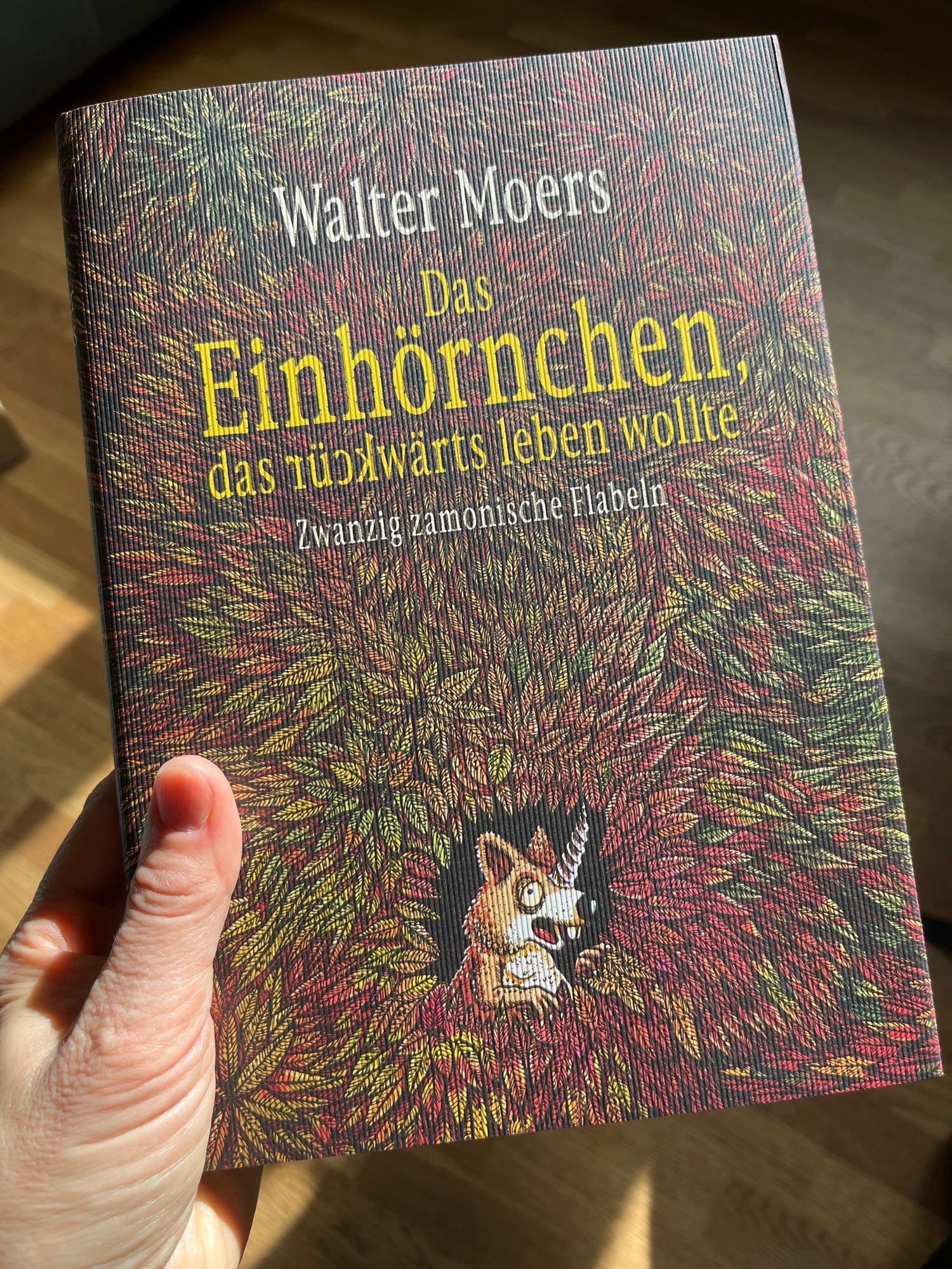 Buchcover von Walter Moers‘ neuem Buch. Es heißt: Das Einhörnchen. Zwanzig zamonische Flabeln. 