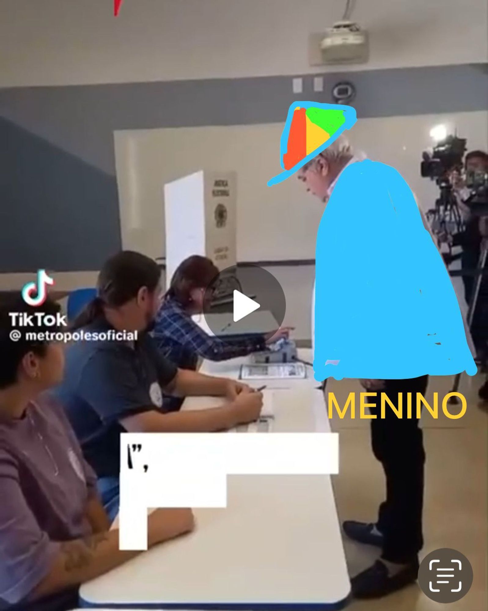 Montagem sobre foto do Datena em frente aos mesários durante a votação. A montagem mostra o desenho de uma camiseta azul-bebê e um boné com listra colorida vermelha, amarela e azul.
embaixo da camiseta está escrito Menino em amarelo.
A montagem remete aos desenhos feitos pelo médico na hora de descobrir se o bebê é menino ou menina