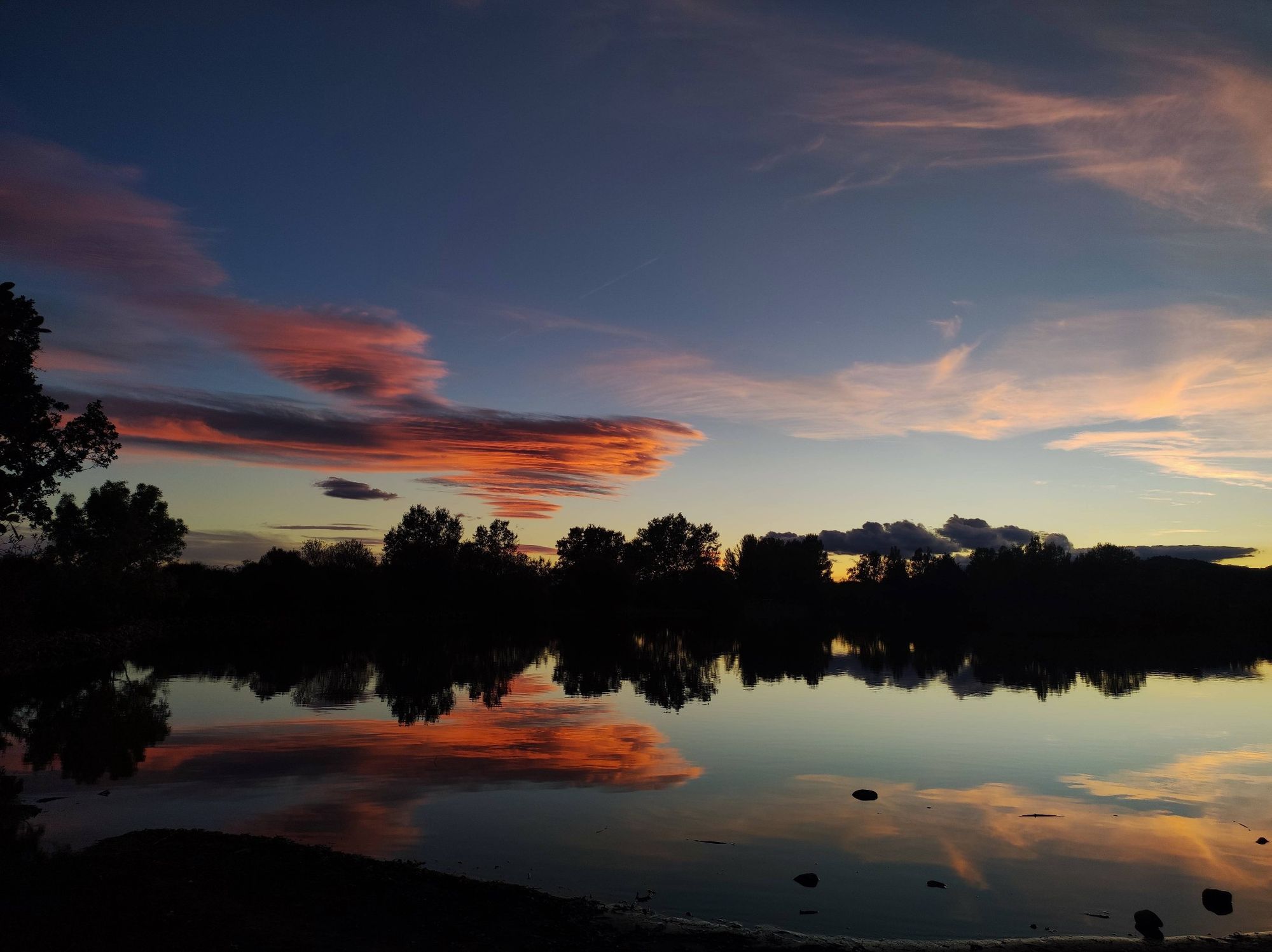 reflejo de las nubes sobre la laguna al atardecer