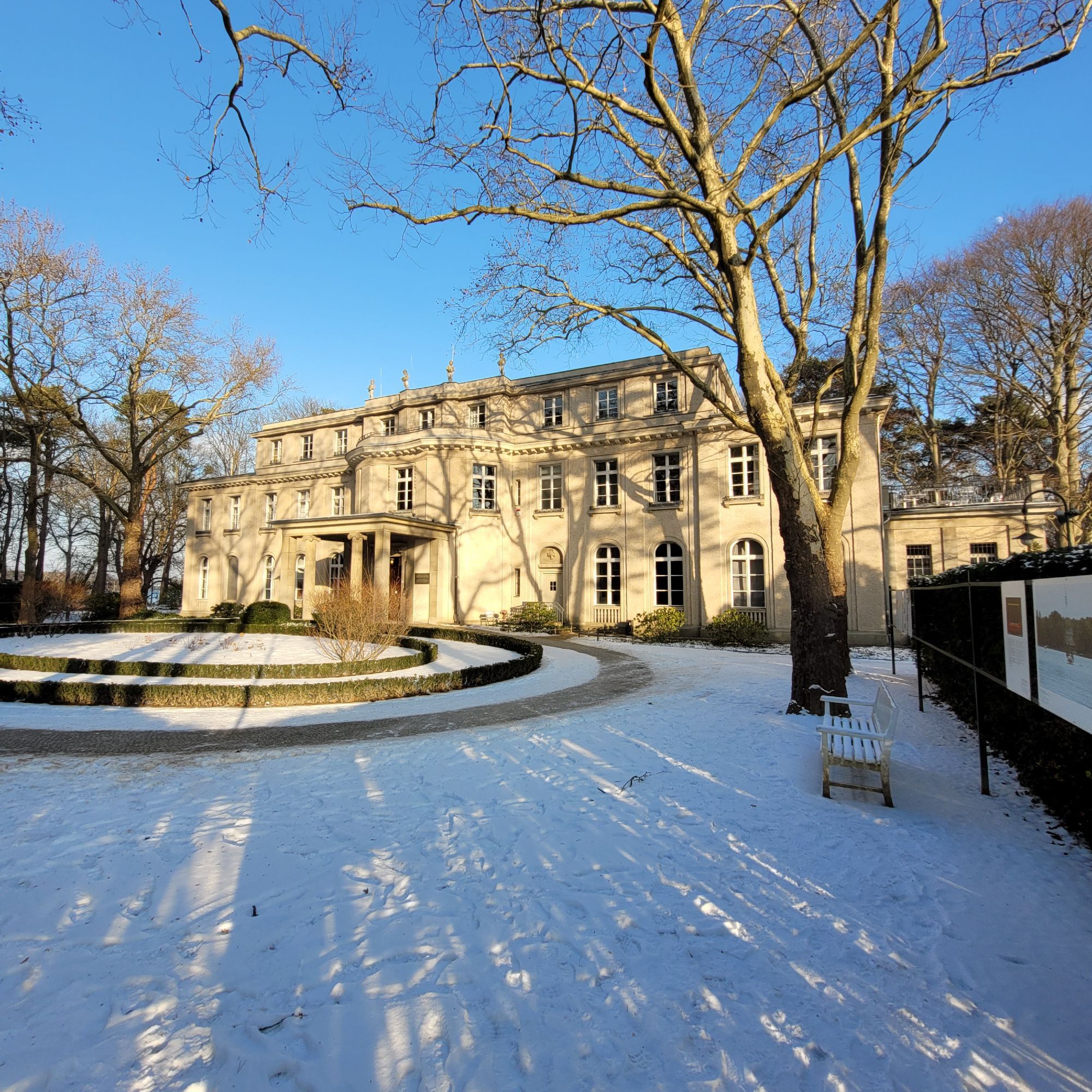 Fassade auf der Landsleute des Hauses der Wannsee-Konferenz, sonnenbeschienen, im Schnee