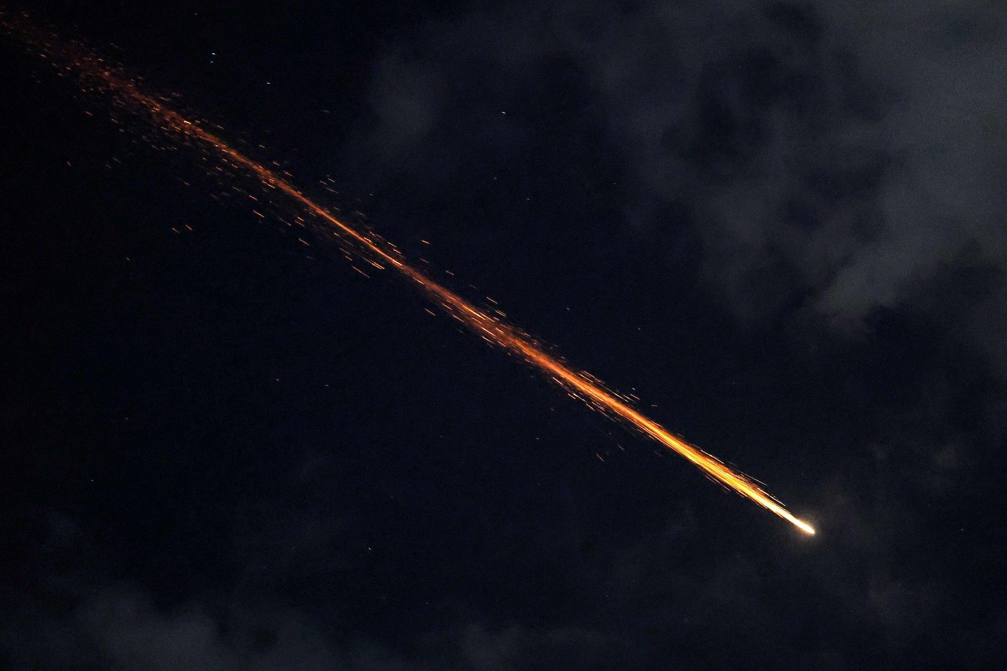 Fotografia colorida mostra projétil riscando o céu noturno no momento em que é interceptado na cidade de Baqa al-Gharbiya, ao norte de Israel