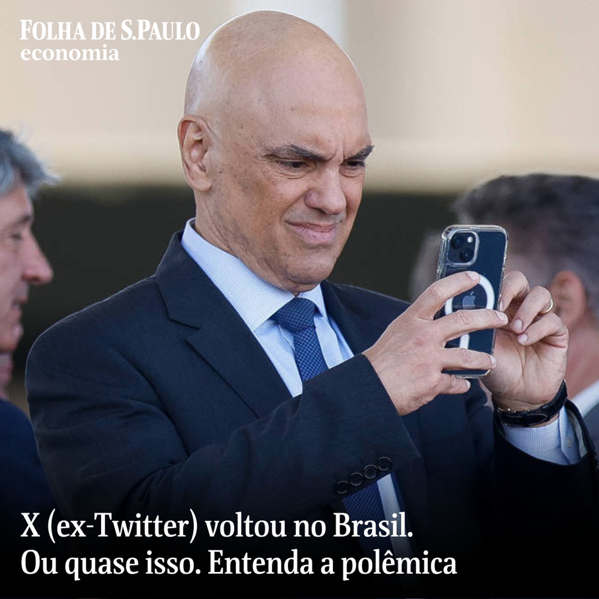 Na fotografia em destaque, o ministro do STF Alexandre de Moraes parece tirar uma foto com o celular, e tem a expressão confusa. Ele é um homem branco e careca, e usa terno e gravata. Abaixo, lê-se: "X (ex-Twitter) voltou no Brasil. Ou quase isso. Entenda a polêmica".