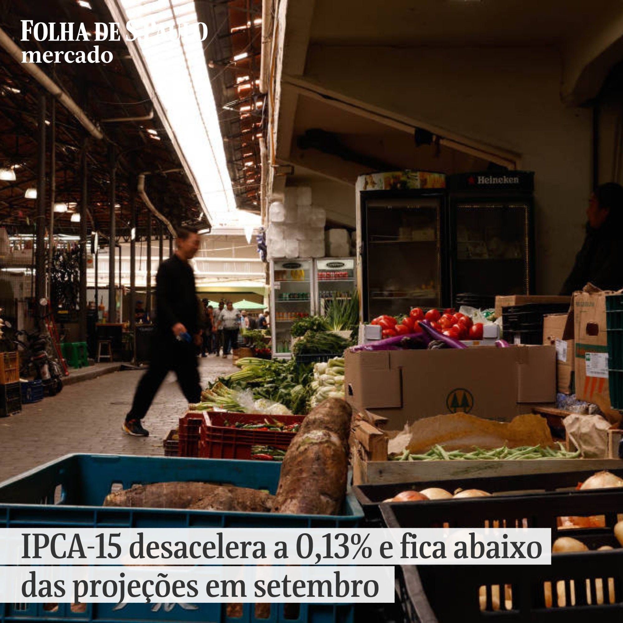 Fotografia colorida mostra homem caminhando entre bancas de frutas e verduras em mercado de São Paulo. Sobre a imagem há o texto: "IPCA-15 desacelera a 0,13% e fica abaixo das projeções em setembro"