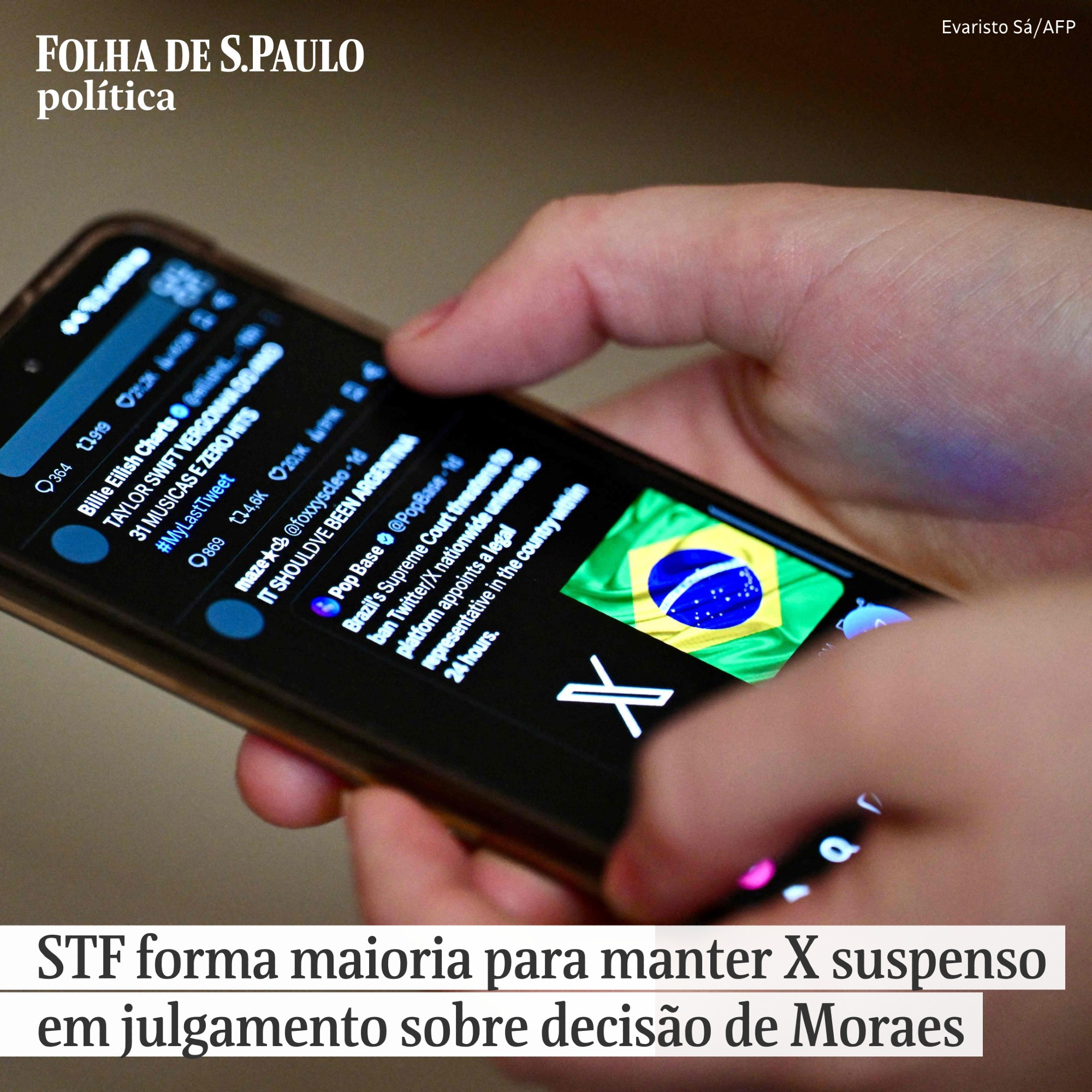 Fotografia colorida mostra mãos de uma pessoa branca segurando um celular com o aplicativo do Twitter aberto em tela. Sobre a imagem há o texto: "STF forma maioria para manter X suspenso em julgamento sobre decisão de Moraes"