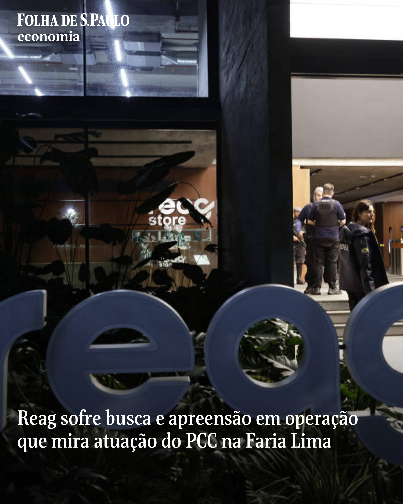 #PraTodosVerem: Fotografia colorida mostra agentes da Receita Federal em sede da Reag, na Faria Lima, em São Paulo. Sobre a imagem há o texto: "Reag sofre busca e apreensão em operação que mira atuação do PCC na Faria Lima"