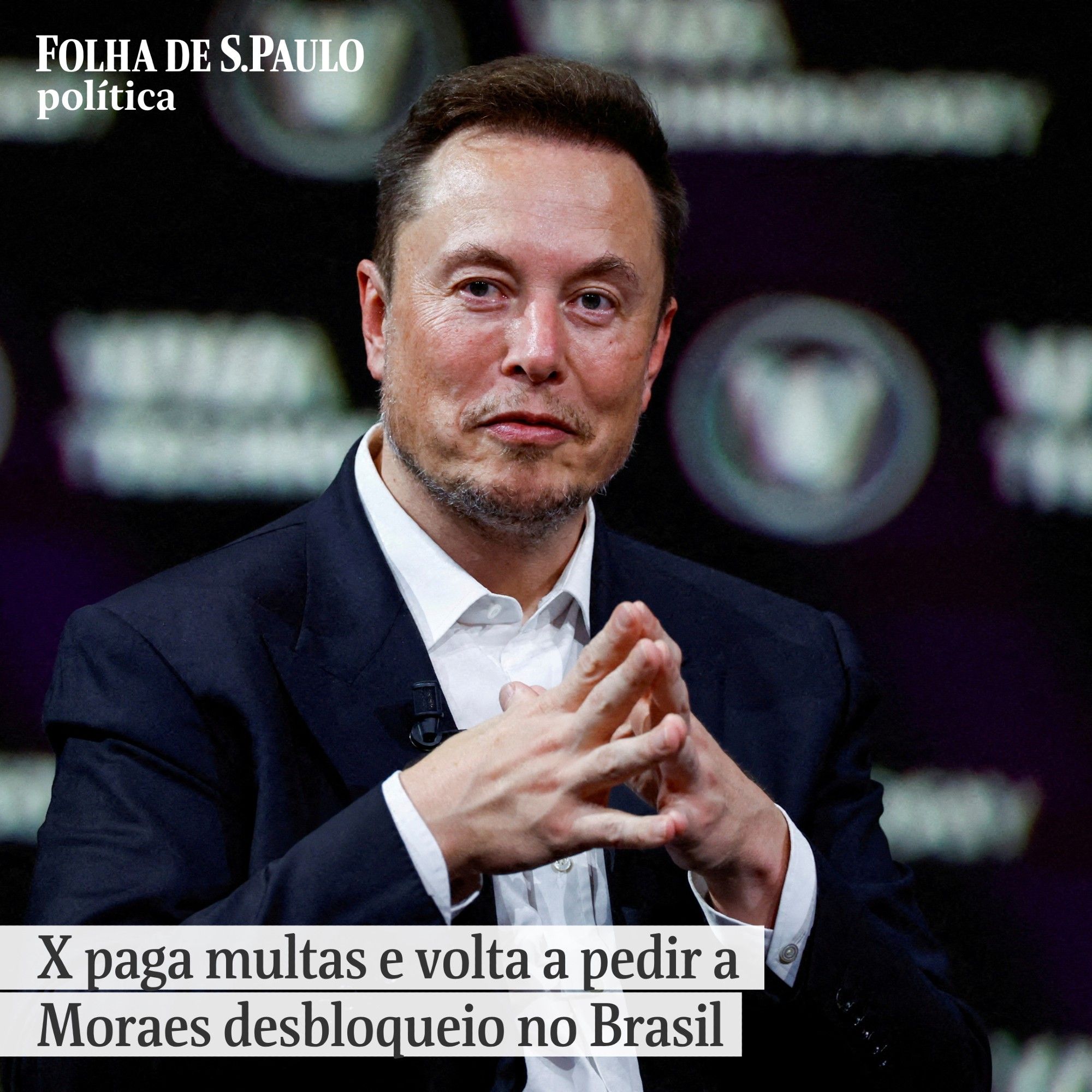 Fotografia colorida é retrato de Elon Musk, homem branco de cabelos curtos, lisos e castanhos. Ele aparece da cintura para cima, veste paletó azul-marinho e camisa branca. Tem as pontas dos dedos das mãos unidos à frente do corpo. Sobre a imagem há o texto: "X paga multas e volta a pedir a Moraes desbloqueio no Brasil"