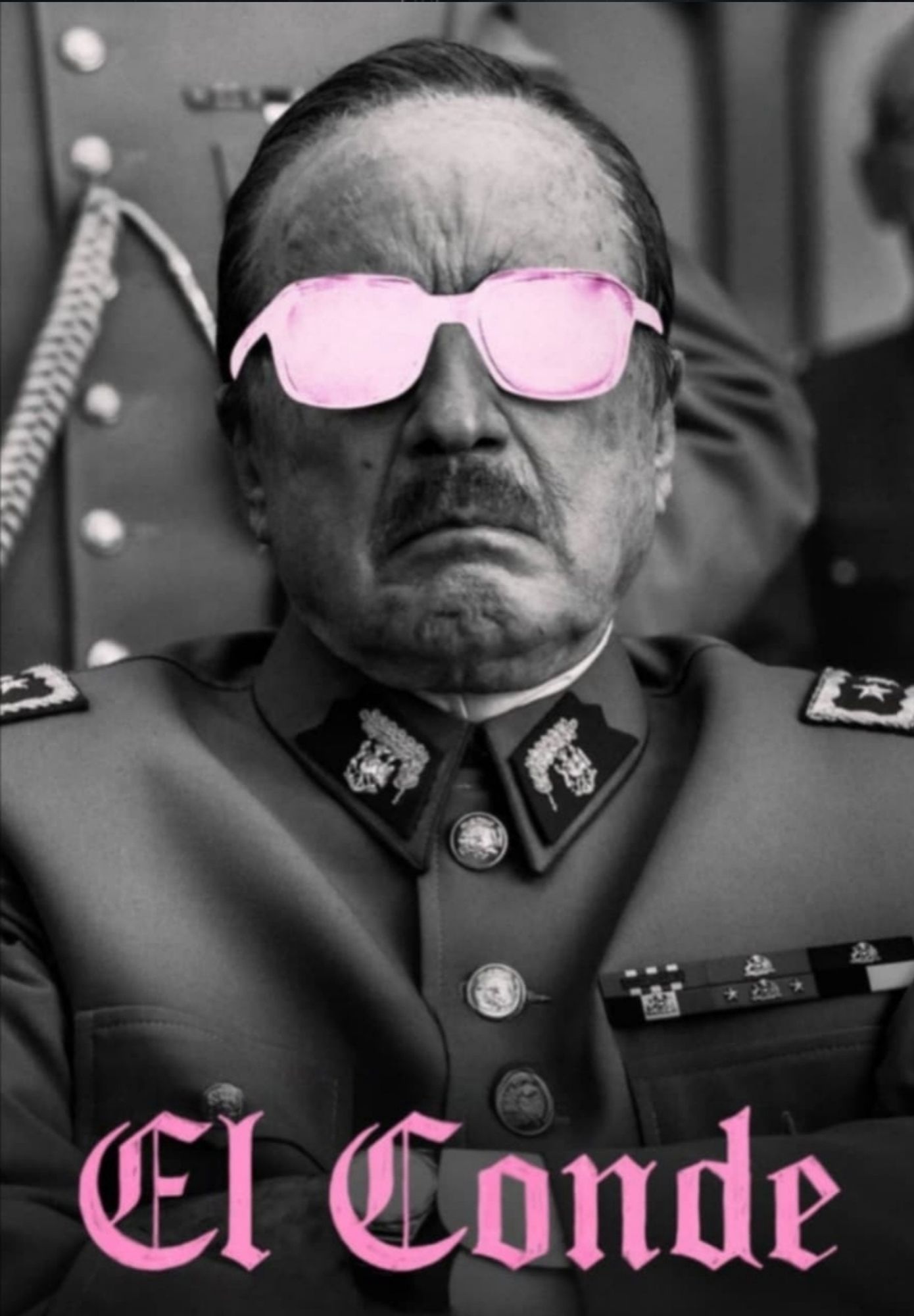 Das Filmplakat zu "El Conde": Schwarzweißbild von Augusto Pinochet in Militäruniform mit hellrosa Sonnenbrille auf der Nae. Schriftzug mit Filmtitel am unteren Bildrand in gleichem Farbton.