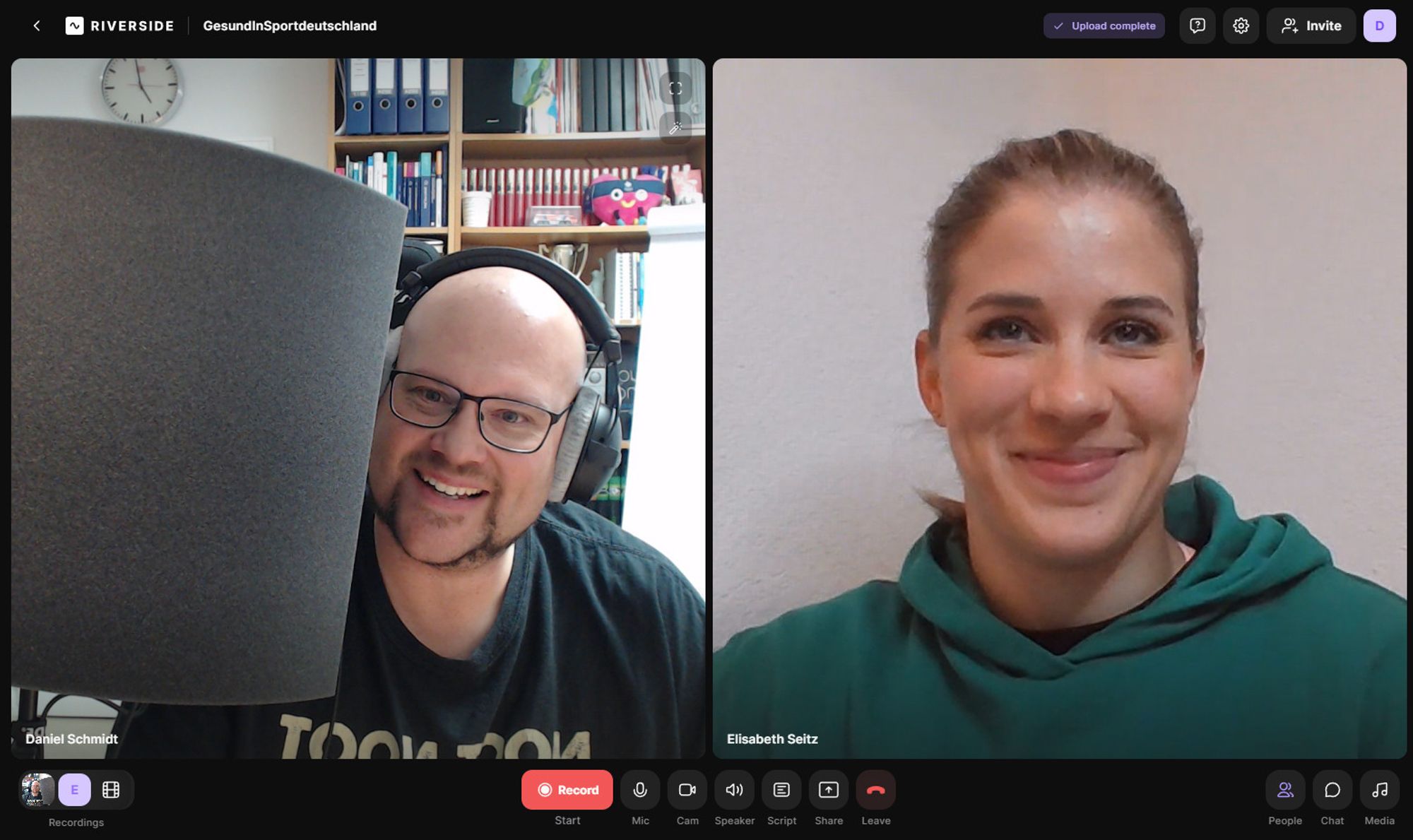 In einem Produktionsfenster der Software "Riverside" befinden sich zwei Videobildchen. Rechts ist die Rekordmeisterin Elisabeth Seitz zu sehen, die in die Kamera lächelt, links der Podcasthost Daniel R. Schmidt, der hinter einem bulligen Mikrofon-Screen hervorlugt.