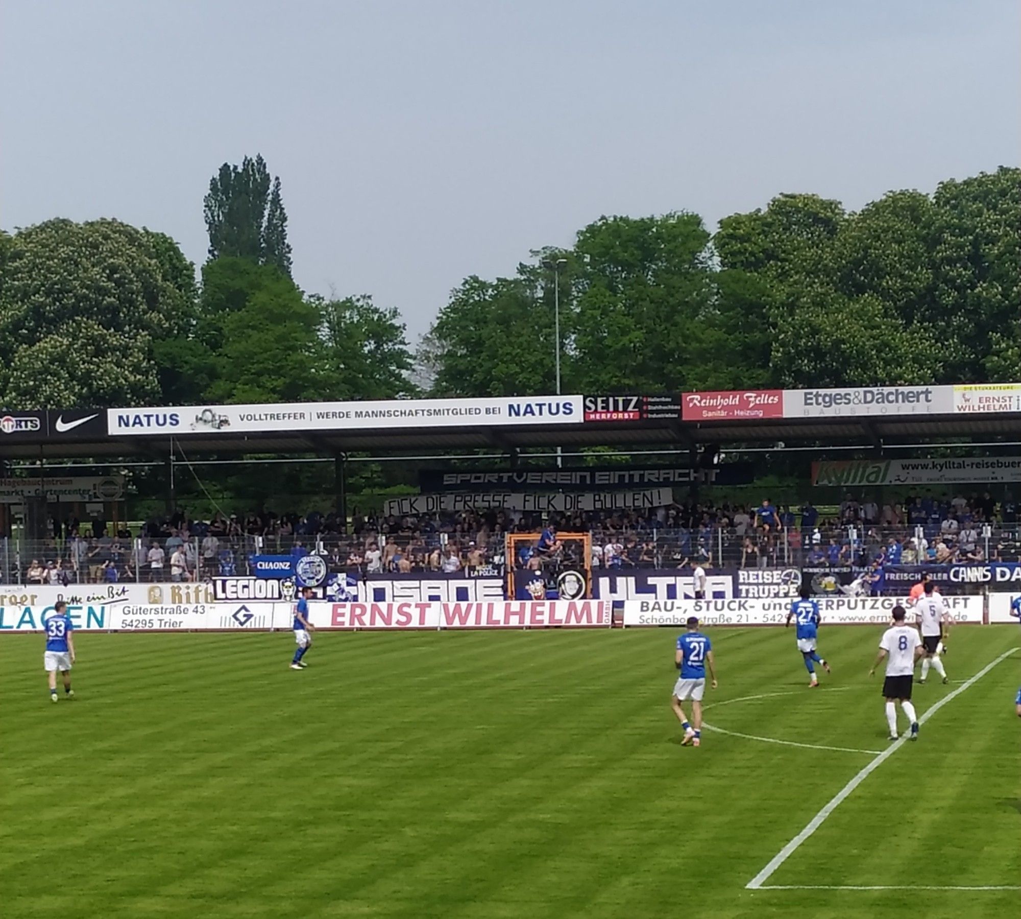 Blick auf die aktive fanszene von Eintracht Trier