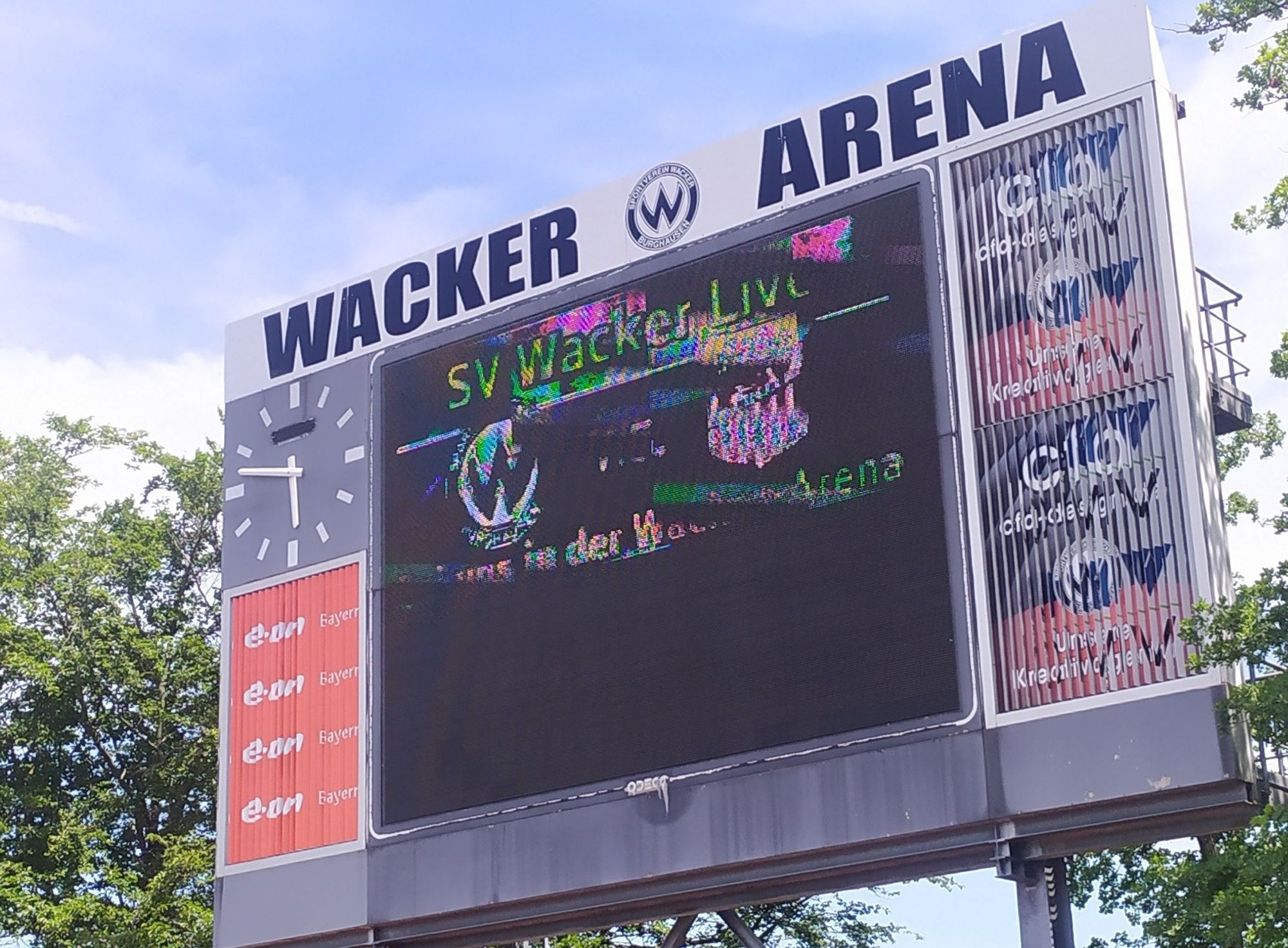 Blick auf die Anzeigetafel der Wacker Arena beim Spiel Wacker Burghausen - FSV Zwickau