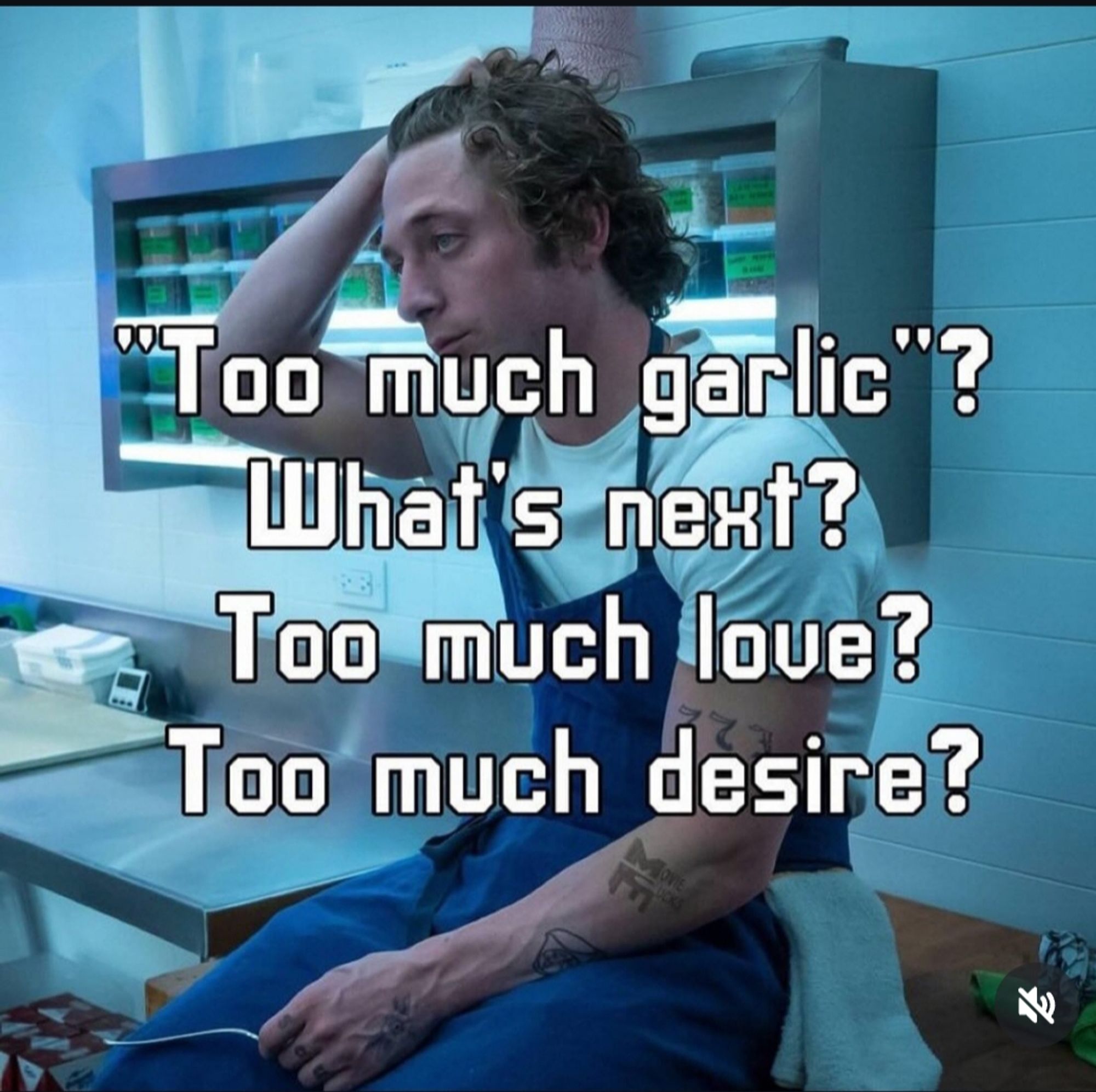 Carmy Berzatto sentado en la cocina pasándose una mano por el pelo. El texto por encima: “Too much garlic"? What's next? Too much love? Too much desire?