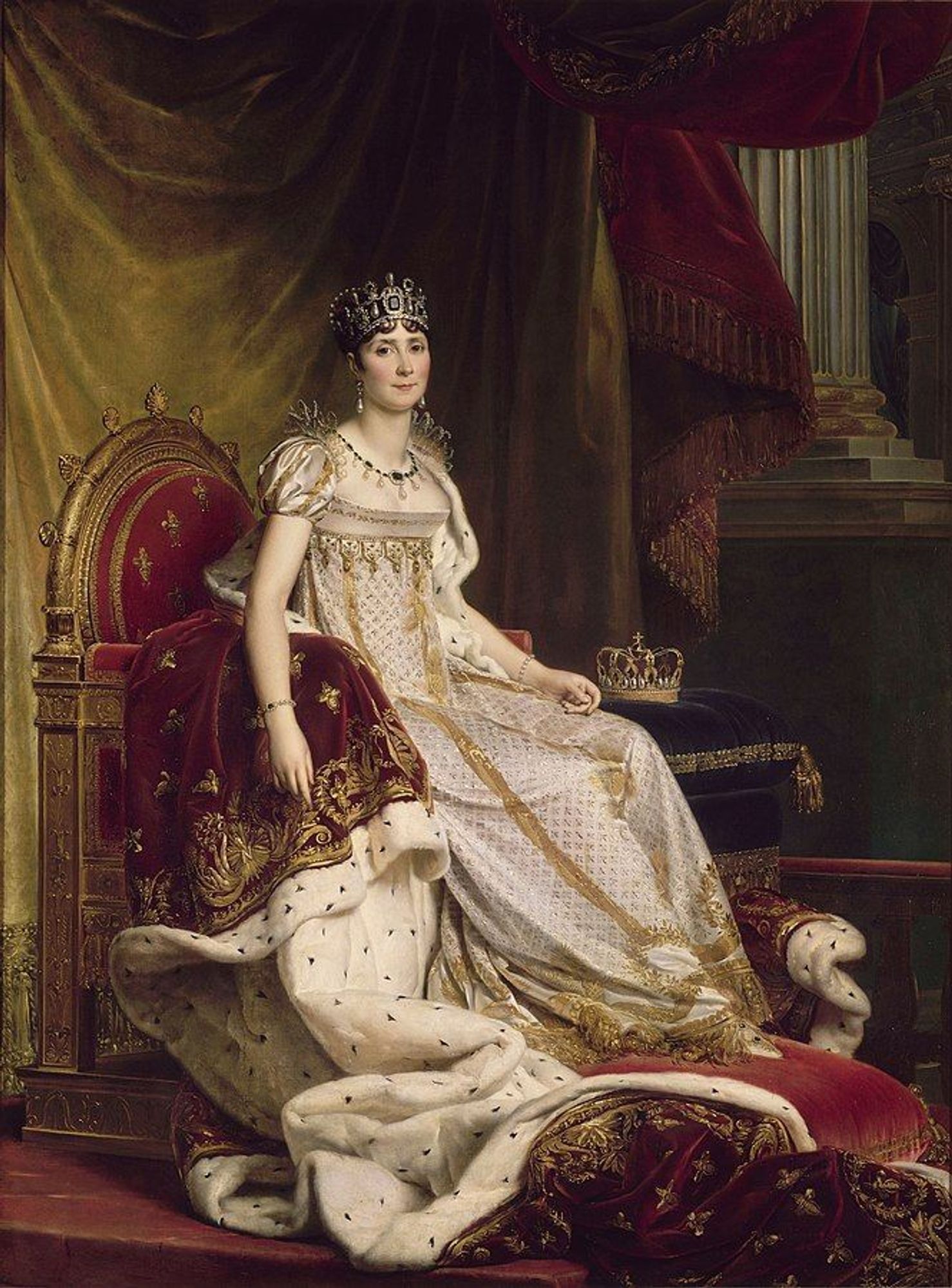 Tableau représentant Joséphine assise sur un trône richement décoré, vêtue d’une robe blanche ornée et portant une couronne. Elle est entourée de rideaux luxueux et le fond présente un décor architectural élégant.