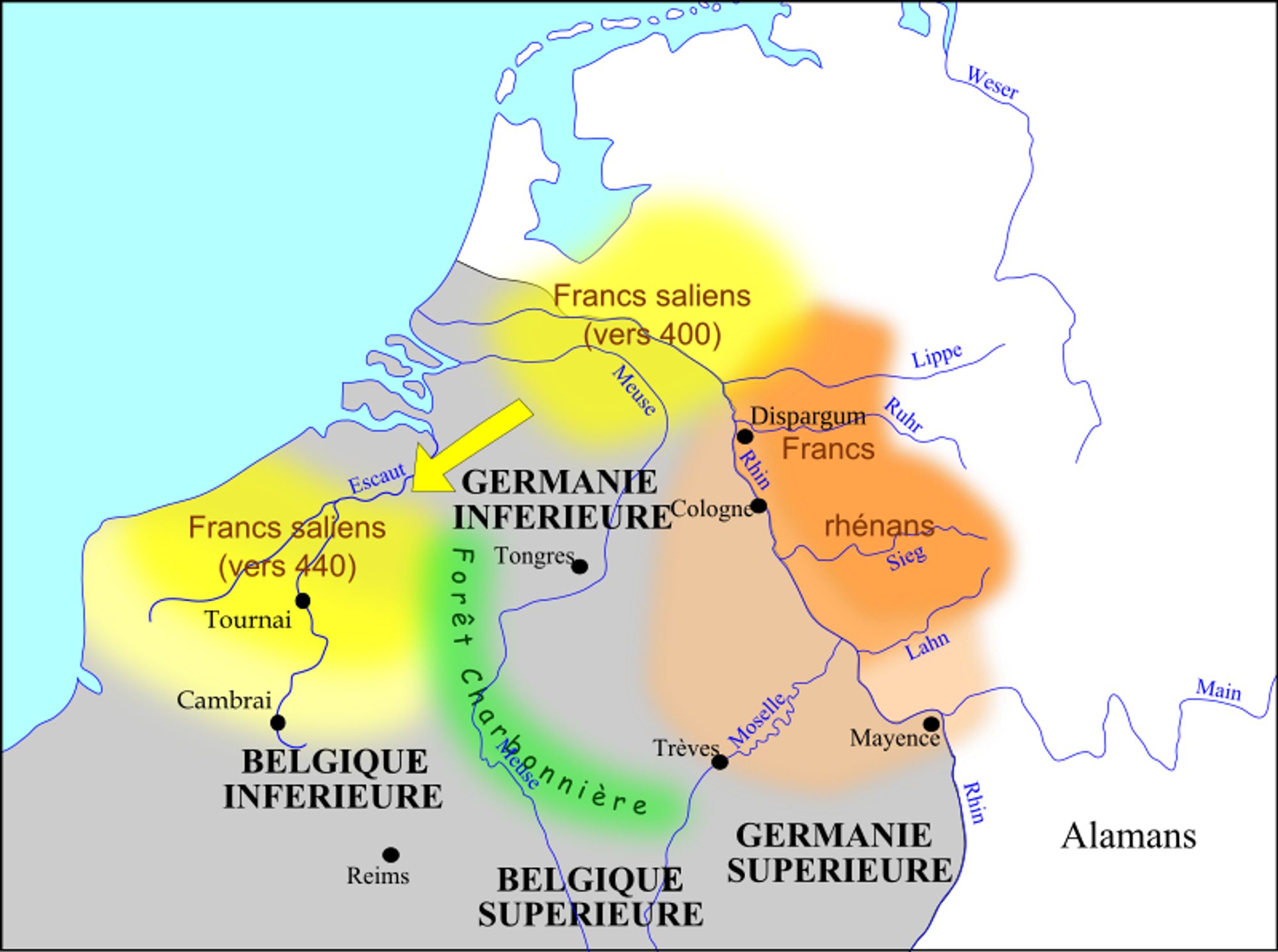 Carte historique montrant les territoires des Francs saliens en jaune et des Francs rhénans en orangé durant la première moitié du Ve siècle. Les zones grises représentent l’Empire romain. Des villes notables comme Cologne, Trèves et Mayence sont marquées sur la carte.