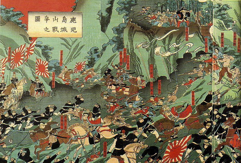 Tableau représentant la bataille de Shiroyama, phase finale de la rébellion de Satsuma. La scène montre de nombreux samouraïs en armure traditionnelle, engagés dans un combat intense à pied et à cheval. Les samouraïs portent des armes variées telles que des épées et des fusils. Des drapeaux arborant l’emblème du soleil levant sont visibles, symbolisant l’héritage japonais. En arrière-plan, une colline verdoyante suggère le terrain accidenté de la région. L’intensité de la bataille est capturée à travers les poses dynamiques et les expressions des guerriers.