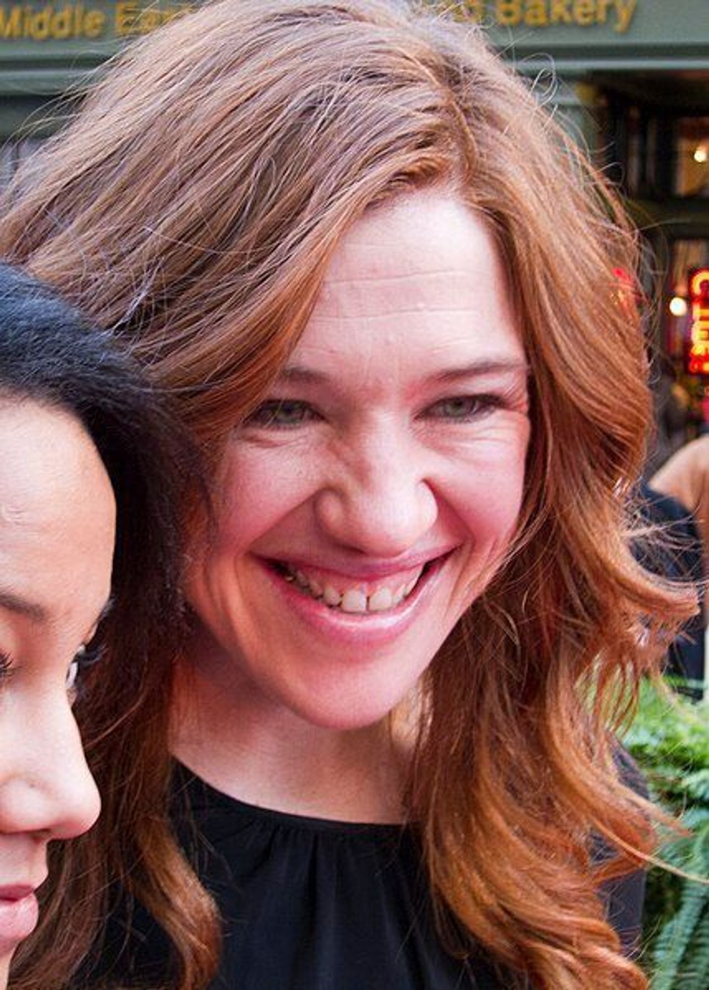 Photo rapprochée de la patineuse Clara Hughes, souriante, sur le tapis rouge de la cérémonie d'intronisation à l'Allée des célébrités canadiennes