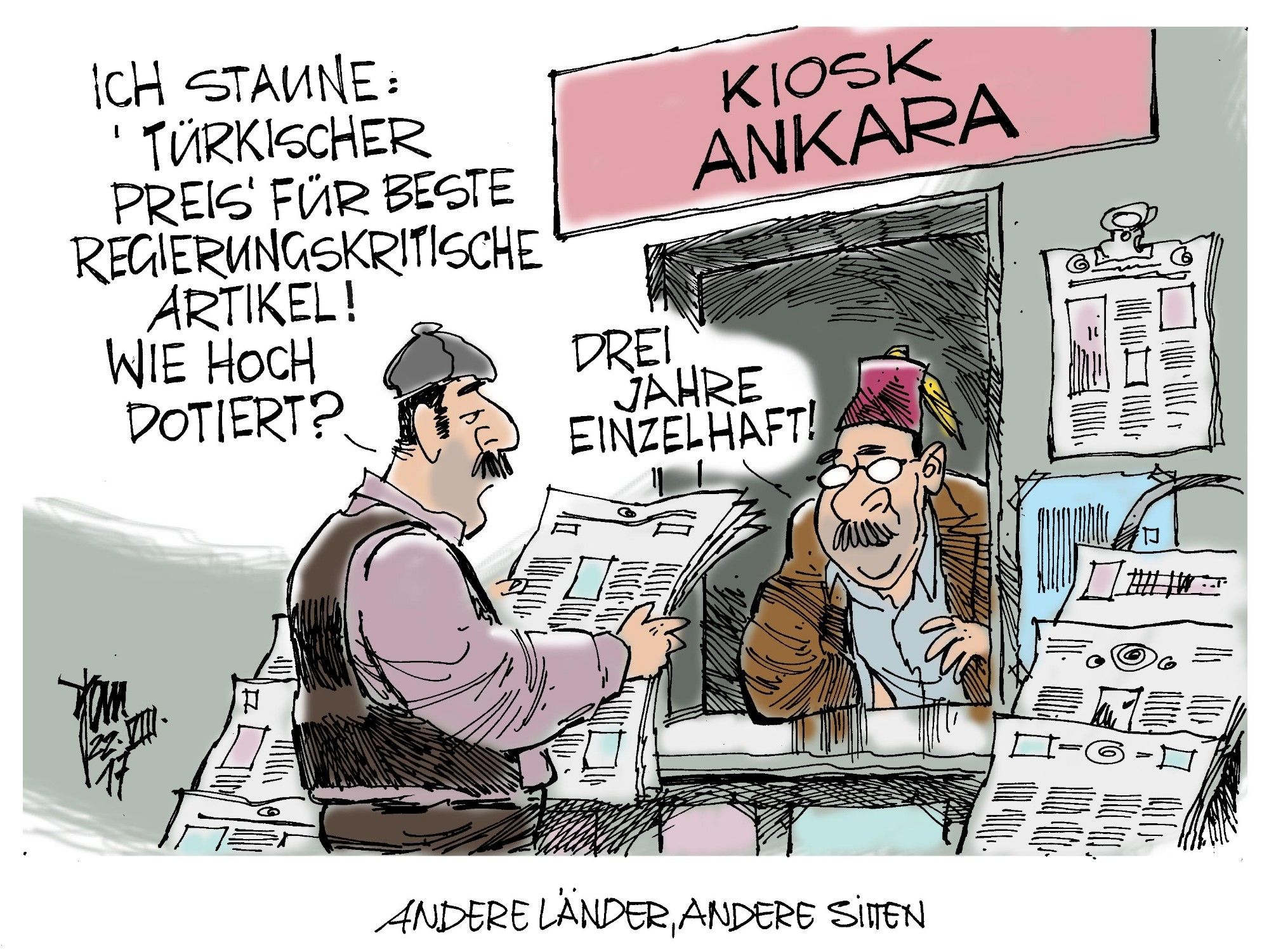 Karikatur 
Zwei Männer unterhalten sich. Über einem Mann, der aus einem Fenster heraus lehnt um Welches viele Zeitungen drapiert sind hängt ein Schild auf dem 'Kiosk Ankara' steht. 
Der Mann vor dem Kiosk sagt, in einer Zeitung lesend: ,,Ich staune: 'Türkischer Preis' für beste Regierungskritischer Artikel! Wie hoch dotiert? 
Der Kioskbesitzer antwortet: ,,Drei Jahre Einzelhaft!"
Unter der Karikatur steht; andere Länder, andere Sitten