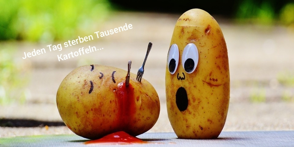 Foto zweier Kartoffeln denen Gesichter aufgemalt sind. Eine liegt am Boden ist mit Ketchup beschmiert und hat Messer und Gabel im Bauch. Die andere steht schockiert, mit weit aufgerissenem Mund und Augen daneben. Darüber ein Schriftzug; Jeden Tag sterben Tausende Kartoffeln...