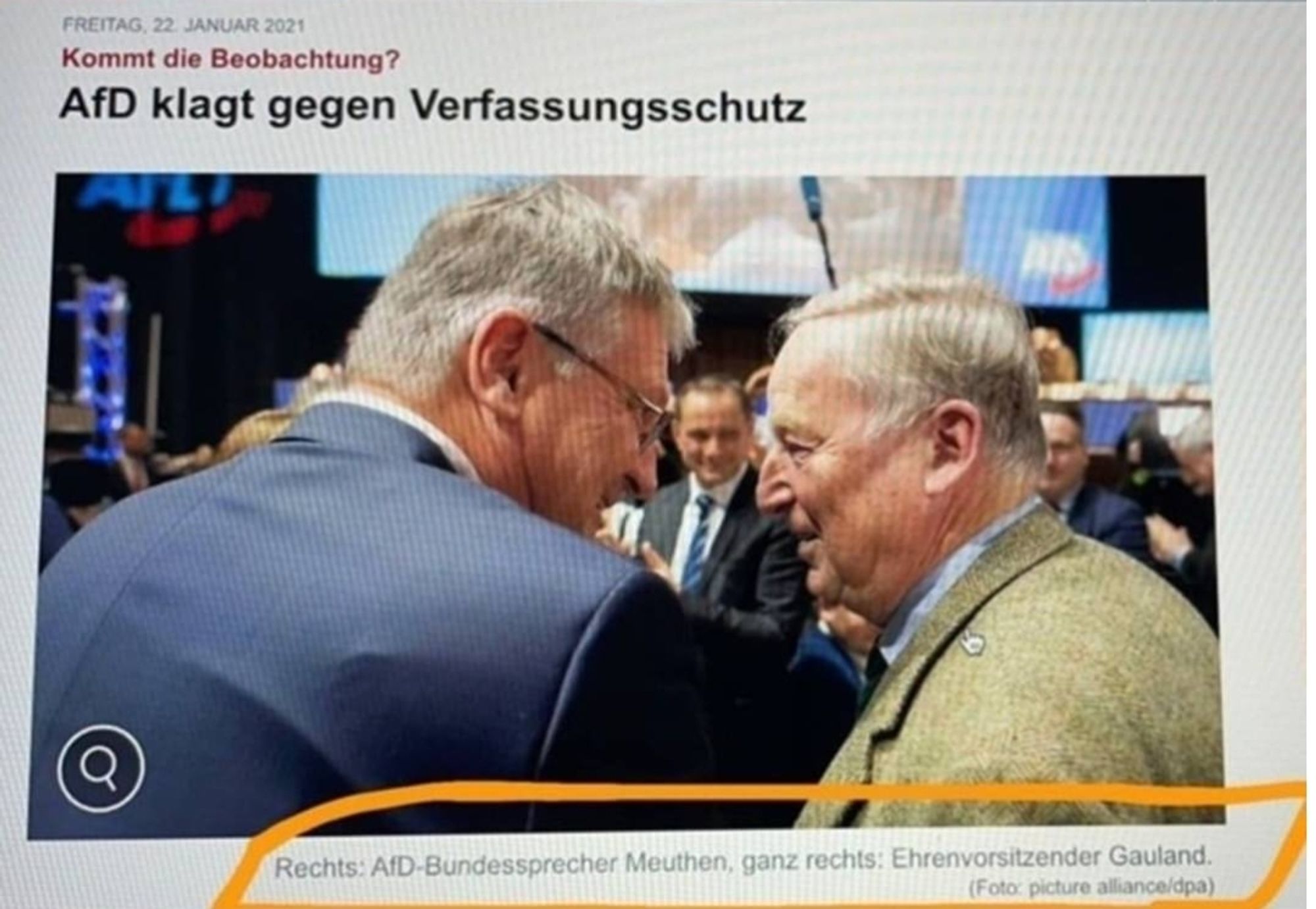 Foto von einer Parteiversammlung der zu großen Teilen Rechtsextremen AFD. Meuthen und Gauland sitzen nebeneinander. Darunter steht mit einem gelben Marker eingekreist; Rechts: Afd-Bundessprecher Meuthen, ganz rechts: Ehrenvorsitzender Gauland. 
Foto: dpa