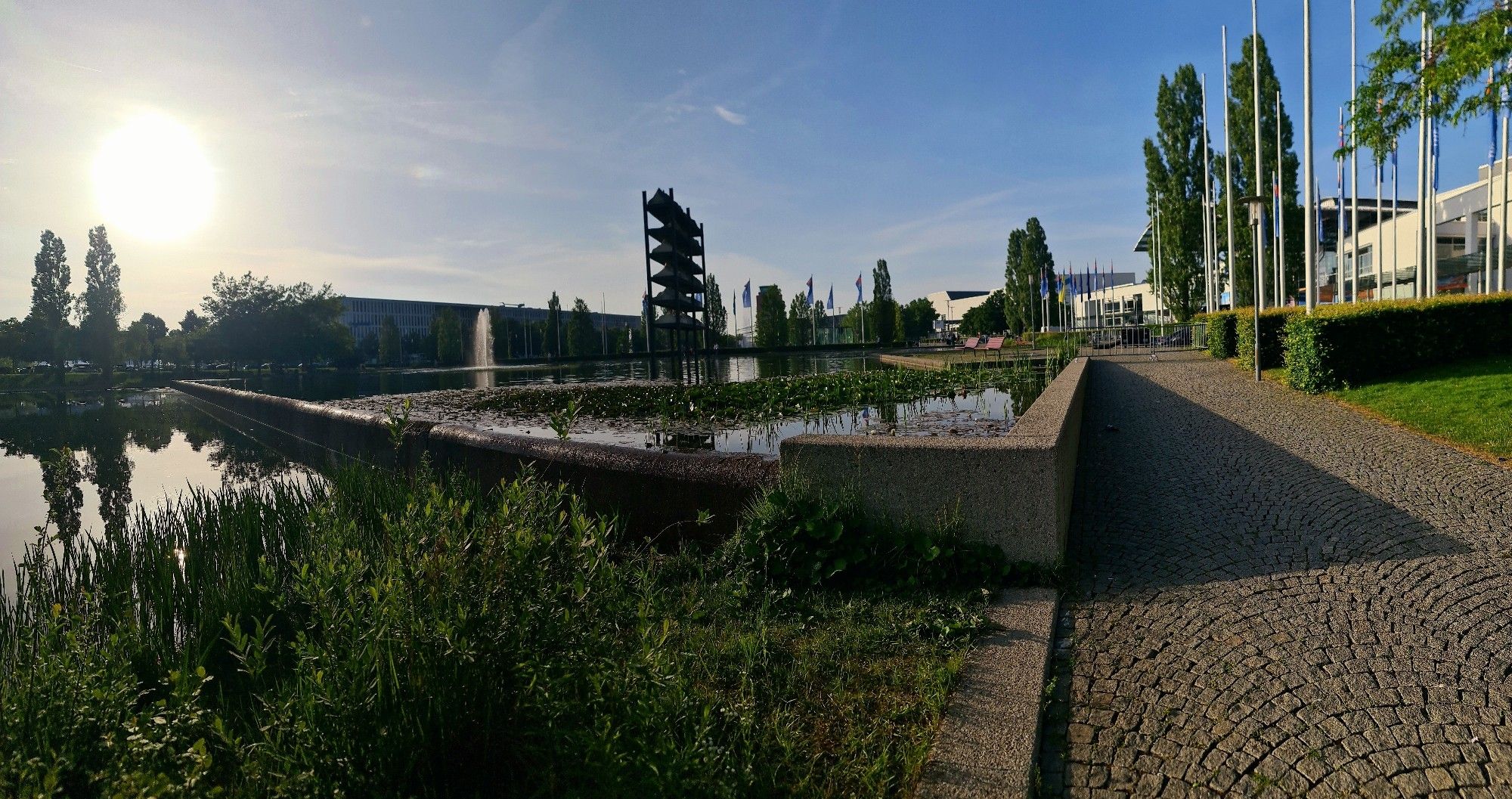 Sonnenuntergang über der Messe München mit dem Messesee.