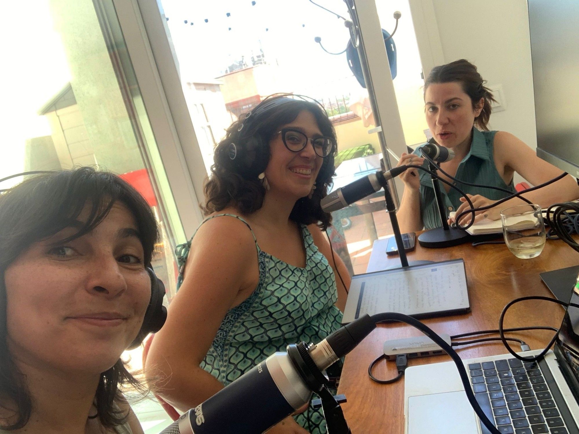 Zinnia, Sheila y Beatriz grabando