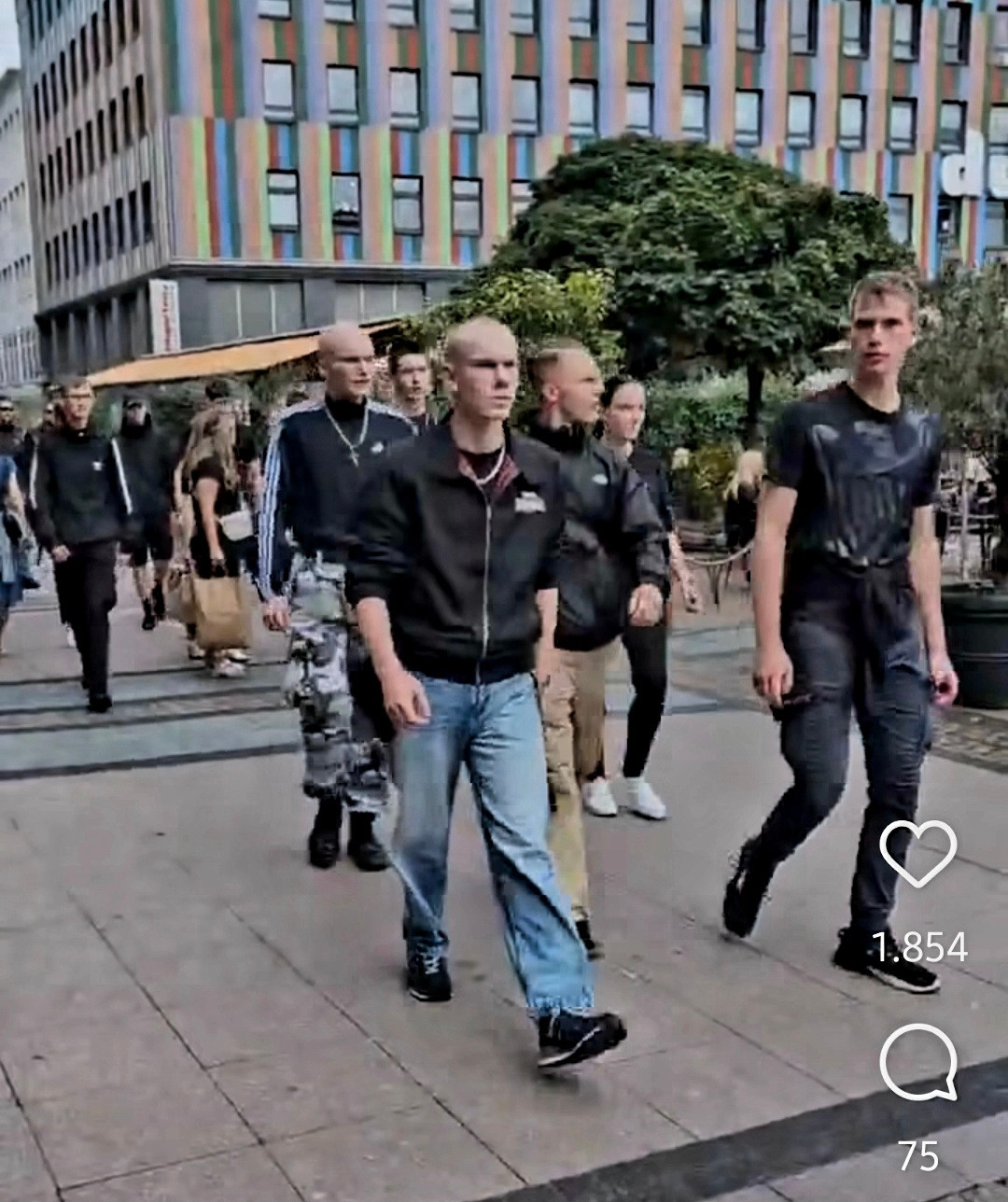 Deutsche Nazis marschieren durch Essen über den RuhrPride. Darunter Glatzen wie in den 90ern aber auch äußerlich unauffällige Faschos. Dabei wurde "Deutsche Jugend voran" skandiert.