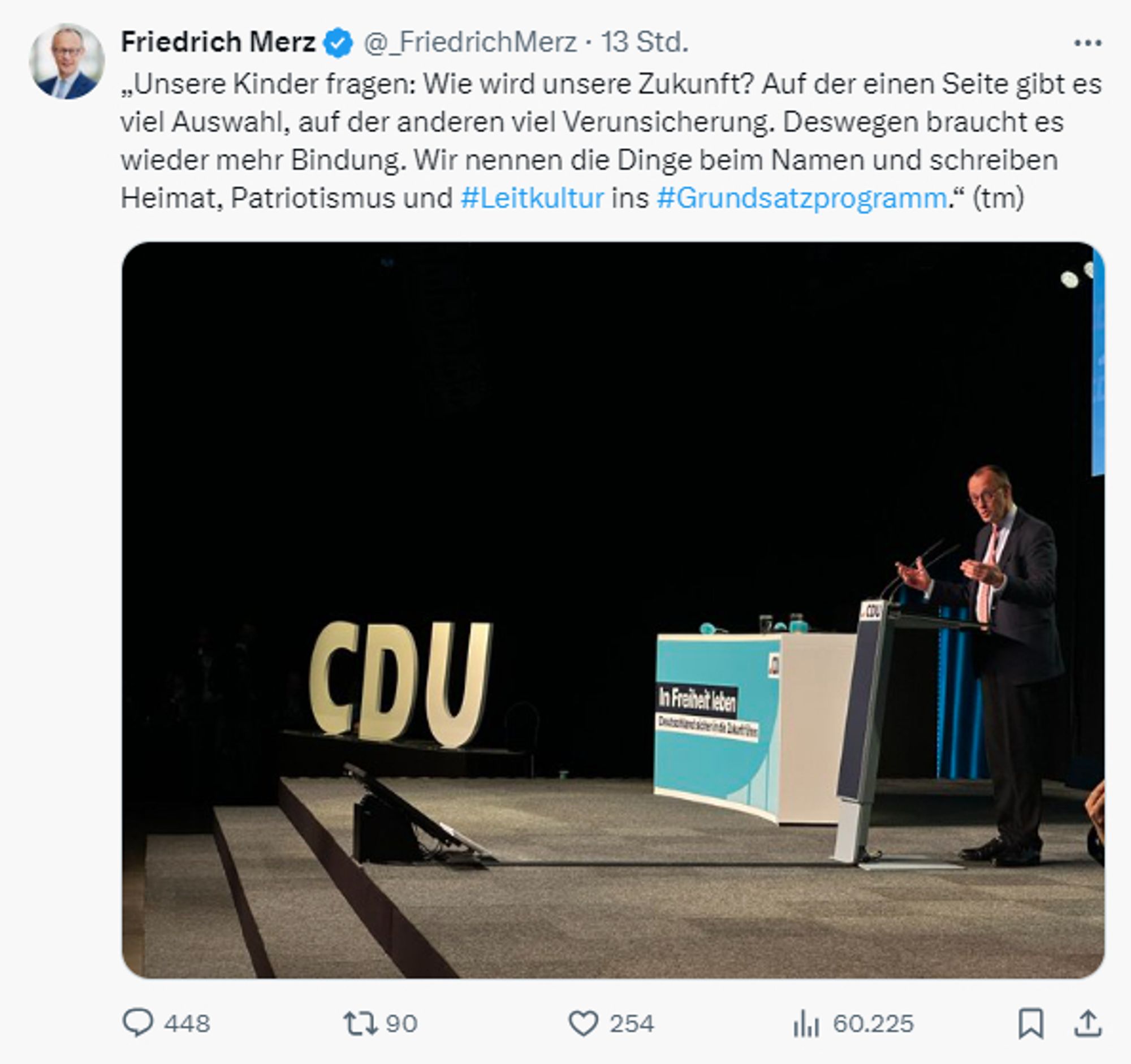 Screenshot Twitter mit einem Tweet von Friedrich Merz: „Unsere Kinder fragen: Wie wird unsere Zukunft? Auf der einen Seite gibt es viel Auswahl, auf der anderen viel Verunsicherung. Deswegen braucht es wieder mehr Bindung. Wir nennen die Dinge beim Namen und schreiben Heimat, Patriotismus und #Leitkultur ins #Grundsatzprogramm.“ (tm)