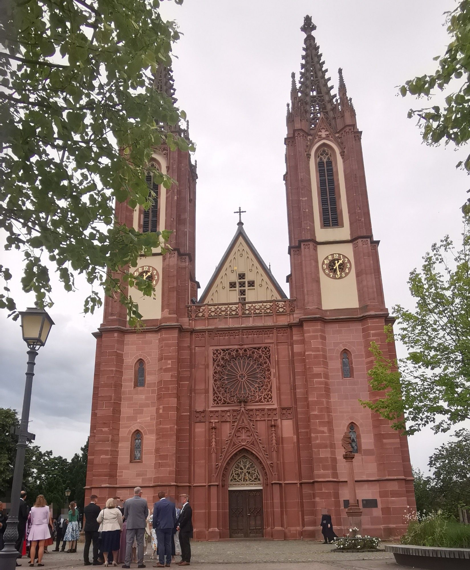 Frontalansicht so genannter »Rheinauer Dom«, Pfarrkirche von Geisenheim