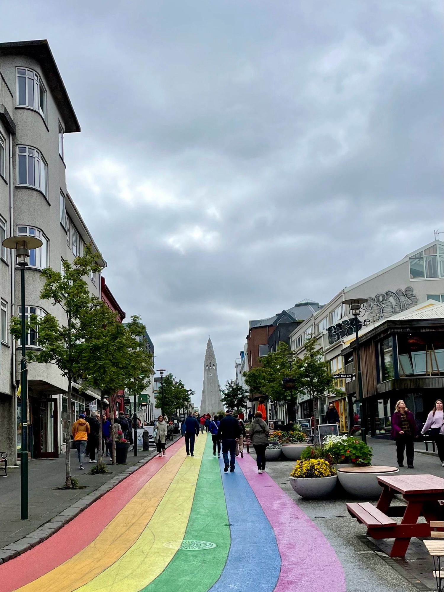 Straße bemalt in Regenbogen-Farben.