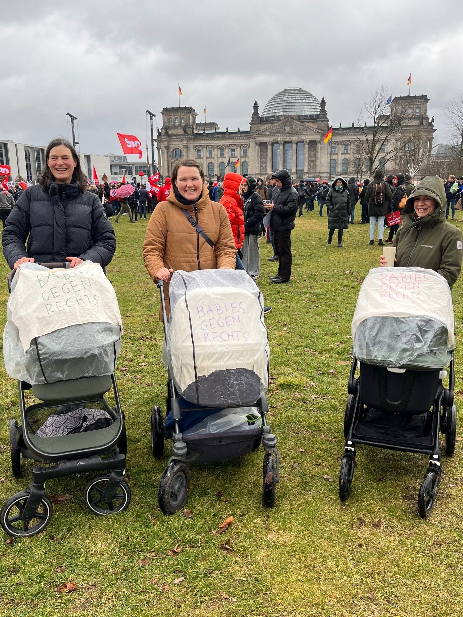 Kinderwagen mit Transparenten „Babies gegen Rechts“