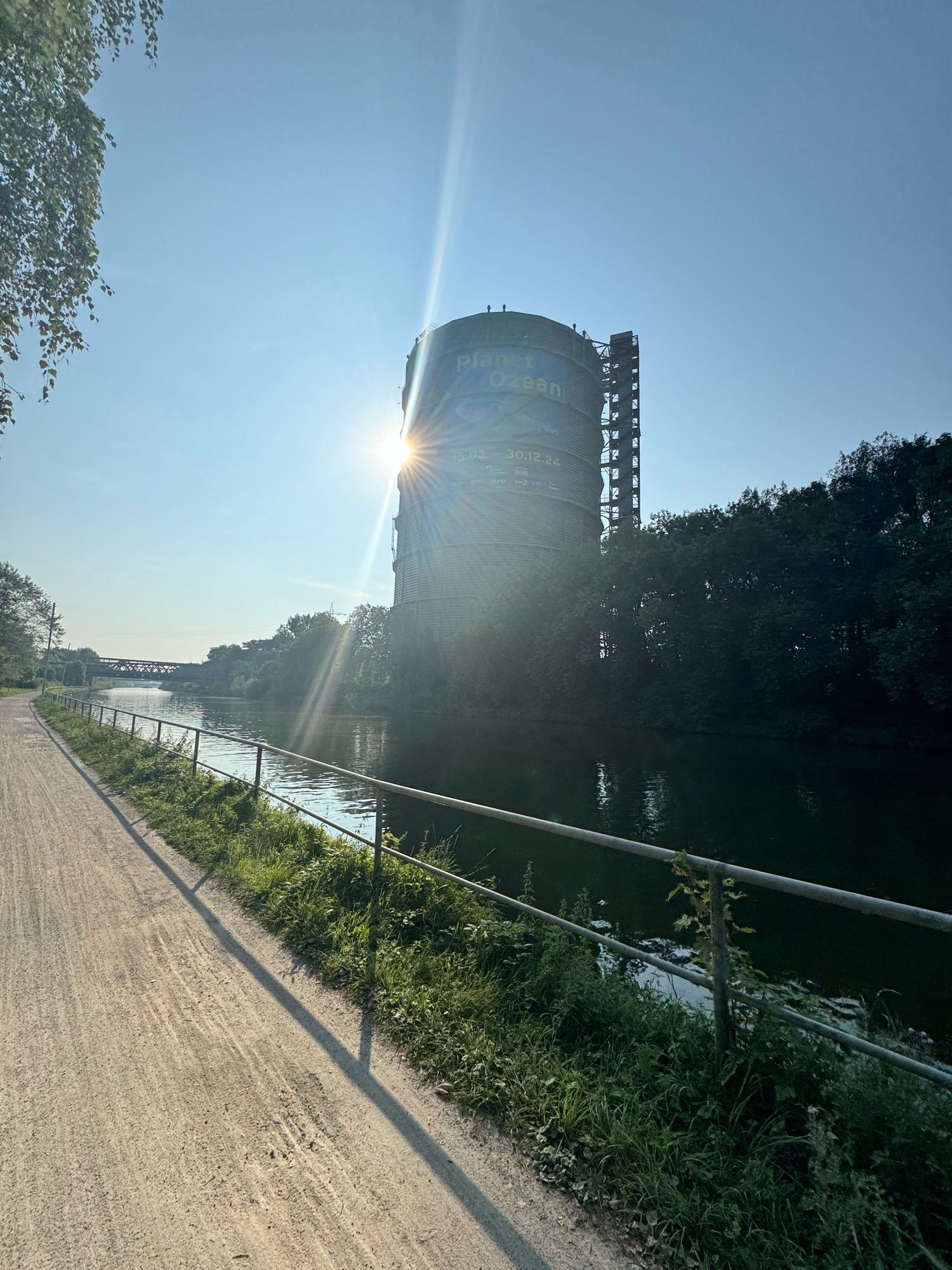 Gasometer Oberhausen vom Rhein-Herne Kanal aus aufgenommen.