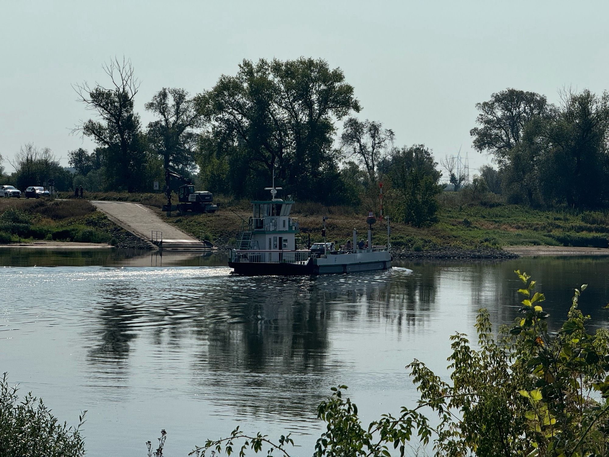 Fähre überquert die Elbe.