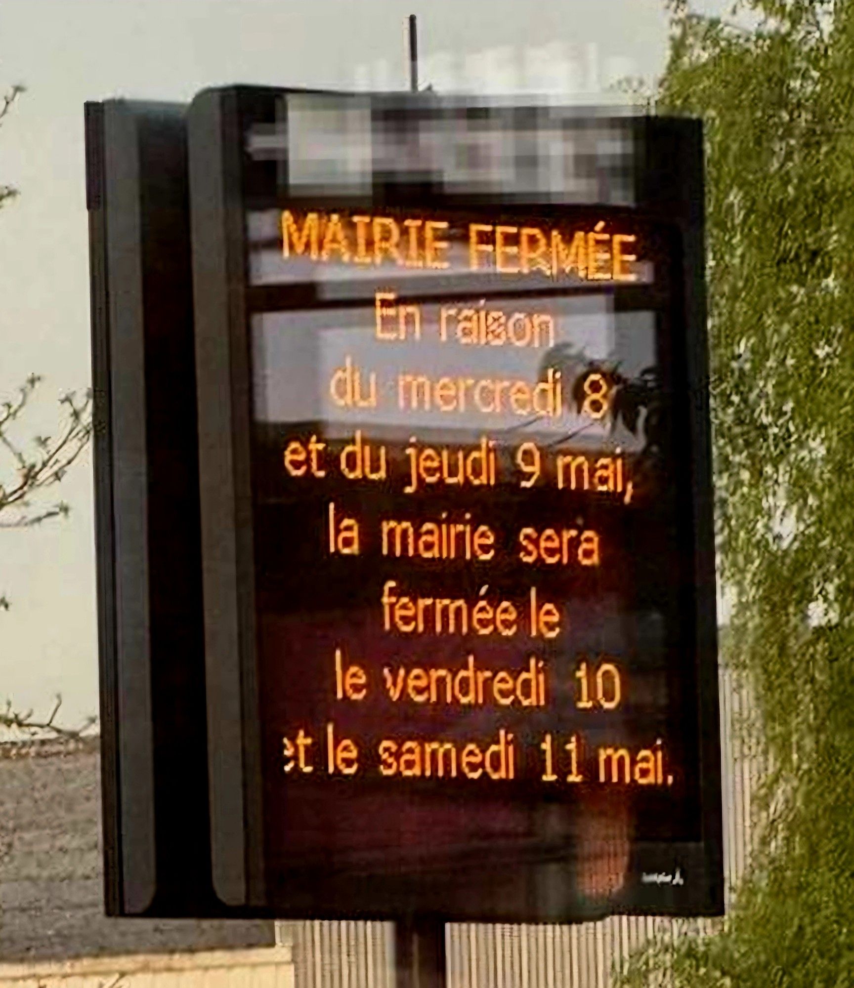 Panneau lumineux annonçant fermeture mairie vendredi 10 et samedi 11 mai en raison du mercredi 8 mai et jeudi 9 mai.