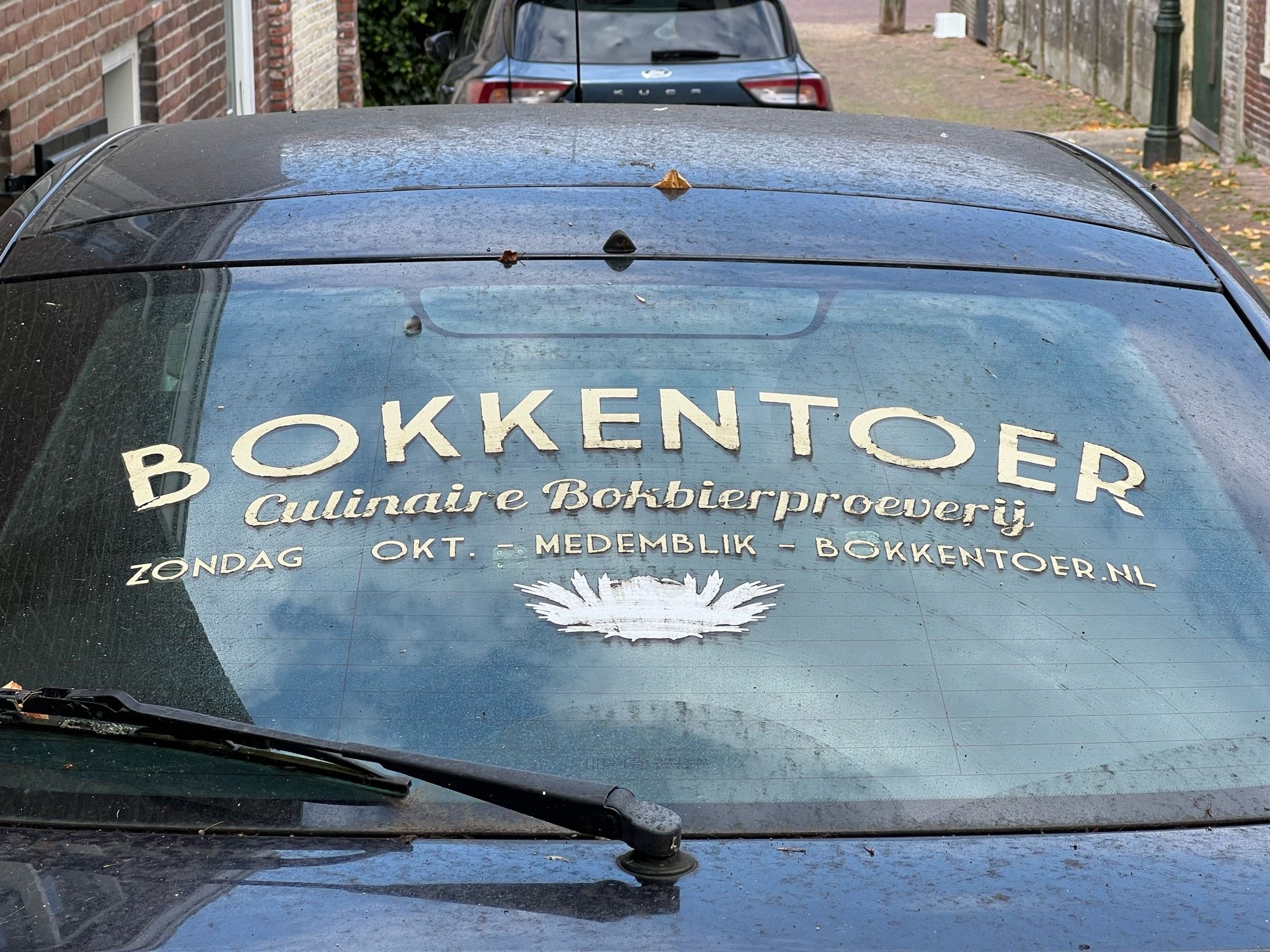 Tekst over de Bokkentoer in Medemblik op de achterruit van een auto