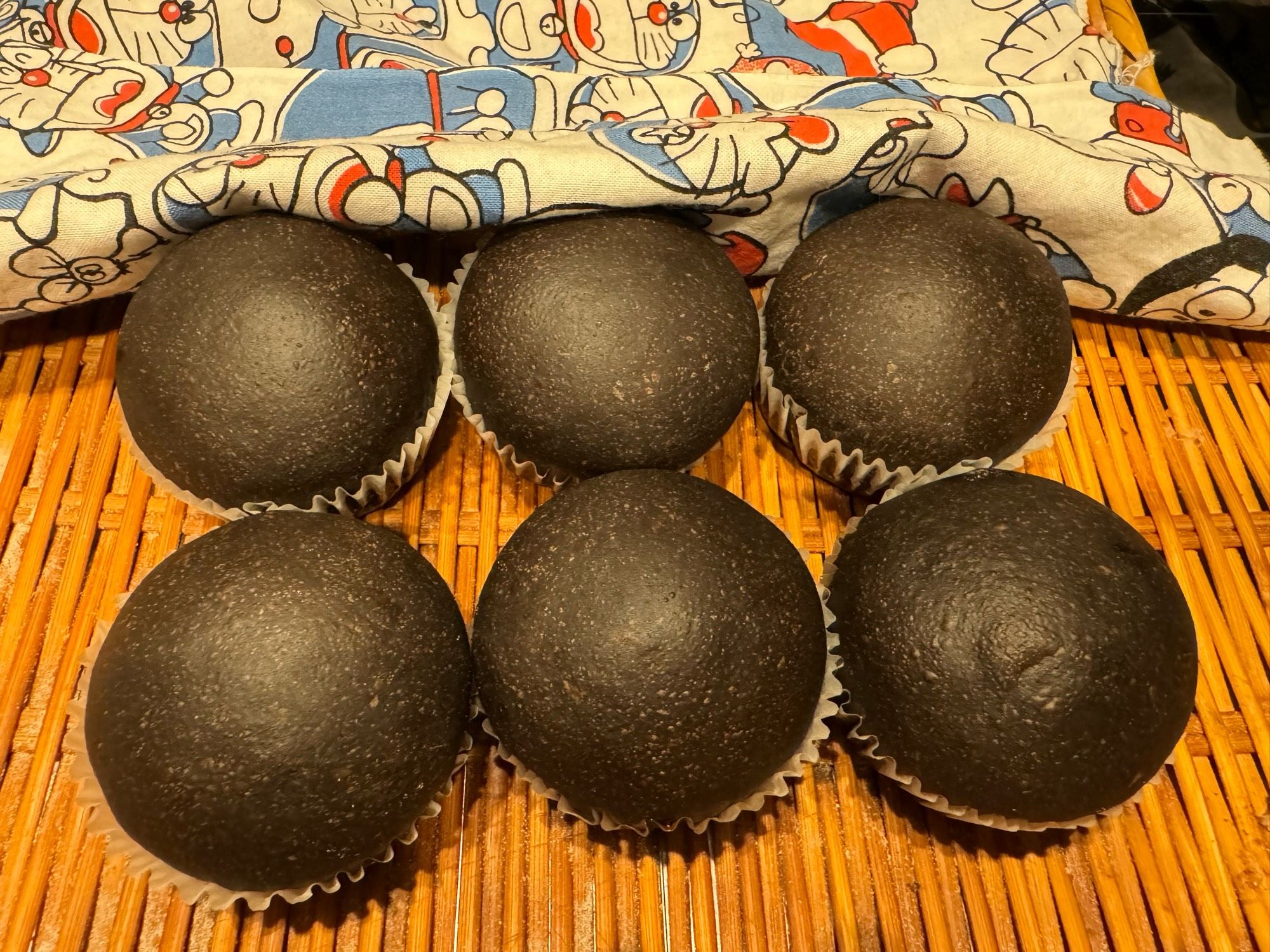 失敗したチョコパン。濃い色になるココアパウダーで作ったので黒に近い色。