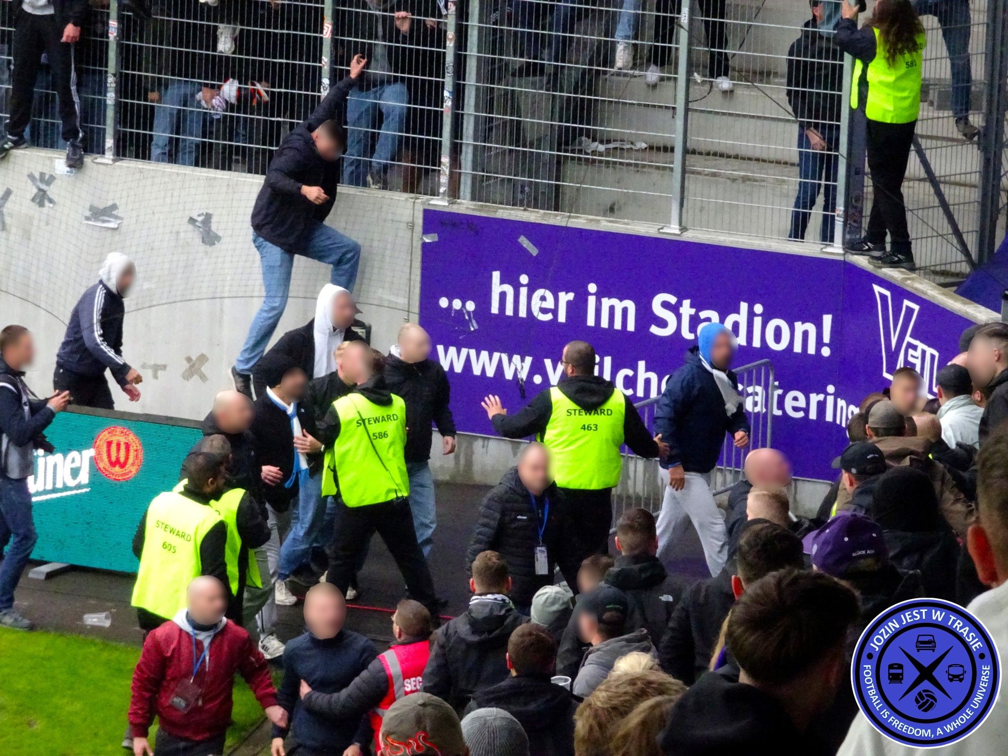 Tumulte nach Abpfiff des 3. Liga-Spiels zwischen Aue und Rostock.