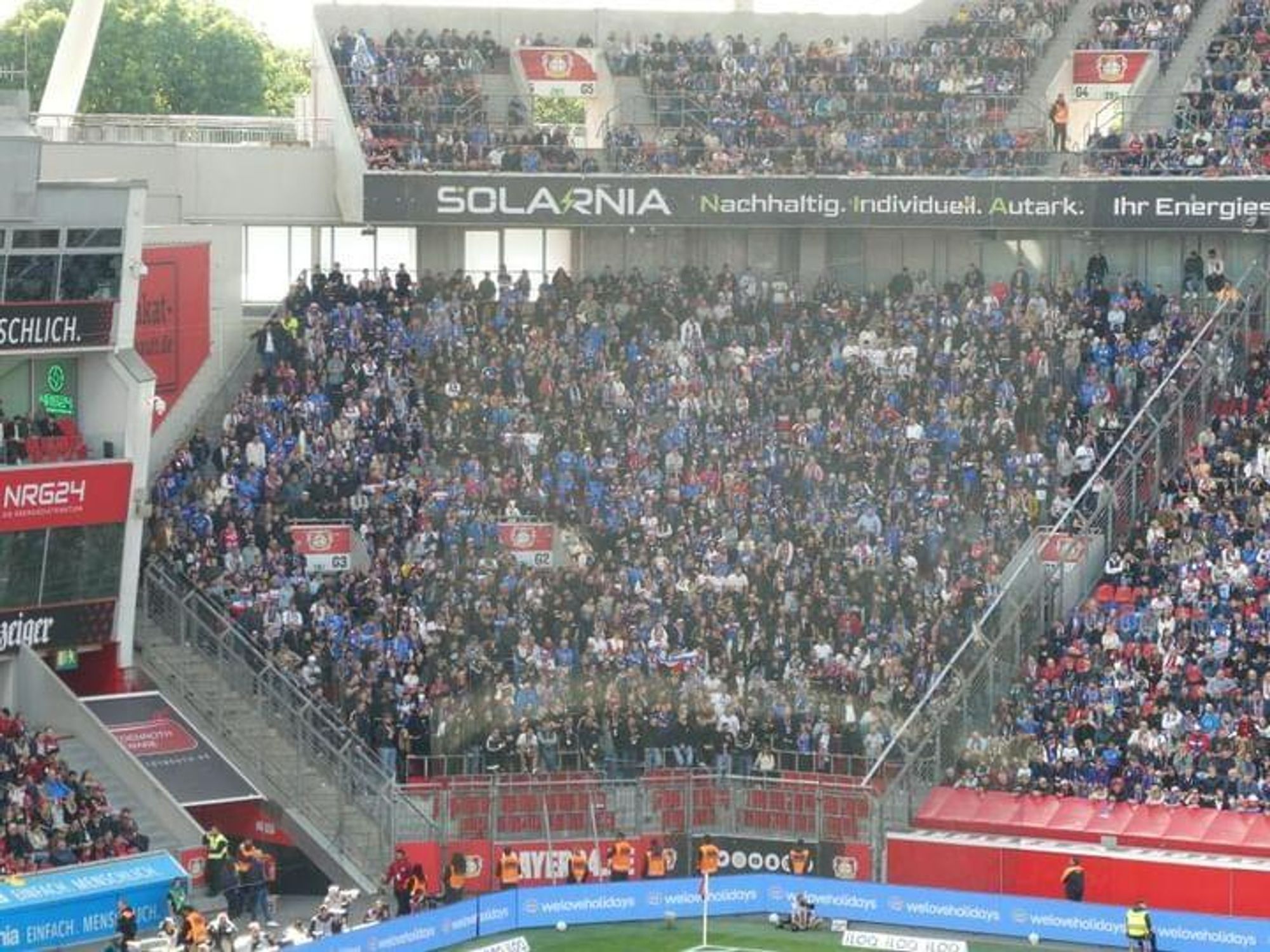 Gästeblock in Leverkusen beim Gastspiel von Holstein Kiel. Im unteren Bereich fehlt die Ultraszene der Störche.