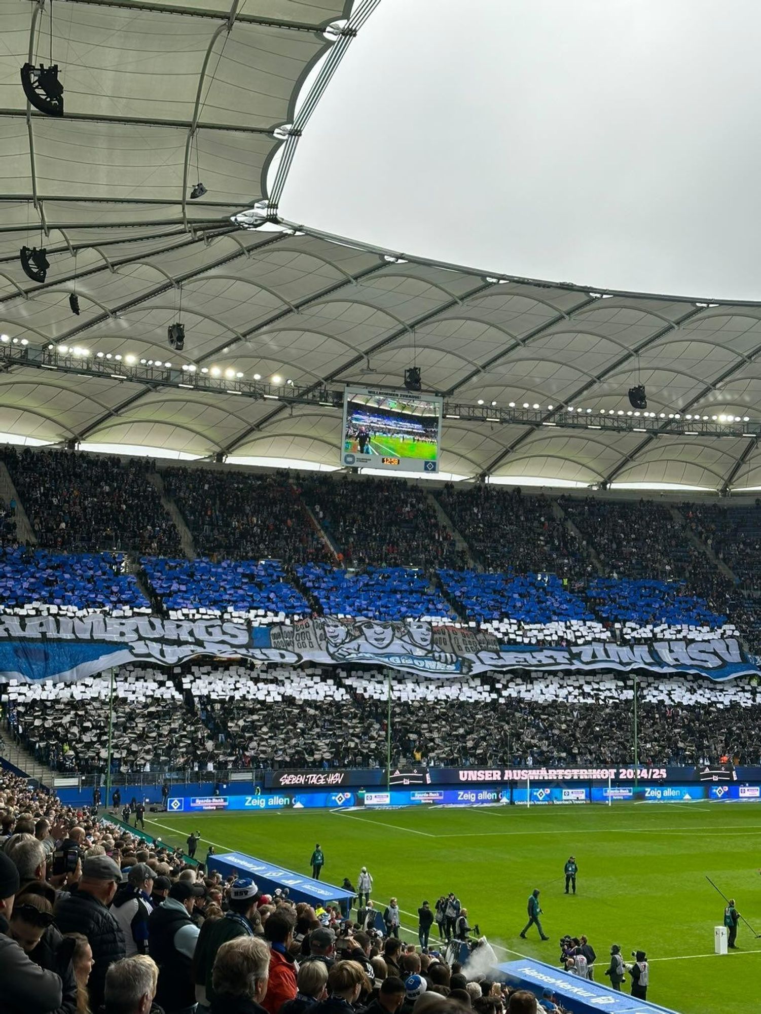 „Hamburgs Jugend geht zum HSV“-Choreografie der HSV Young Ones beim HSV-Heimspiel gegen den SC Paderborn.