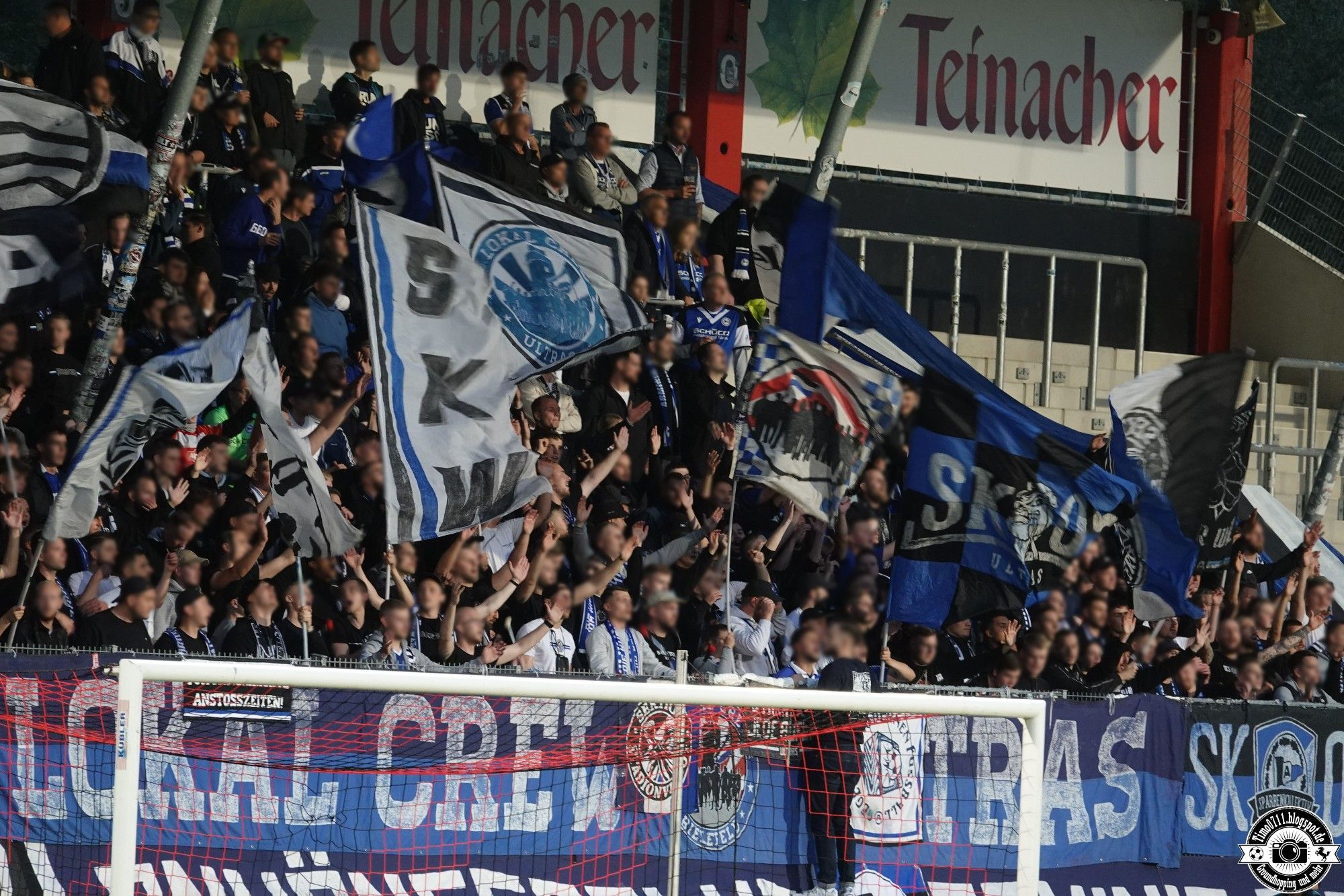 Arminia Bielefeld-Fans beim Auswärtsspiel gegen den VfB Stuttgart II in Großaspach.