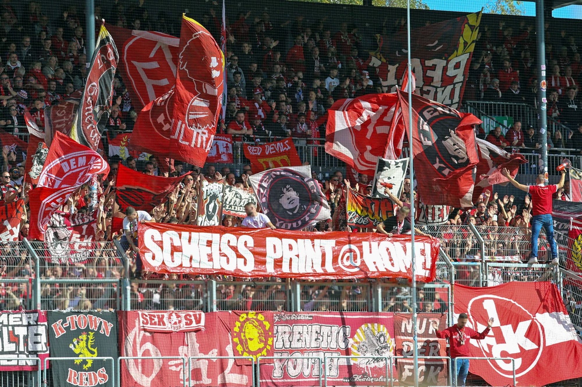 FCK-Ultras mit Botschaft gegen Print@Home-Tickets.