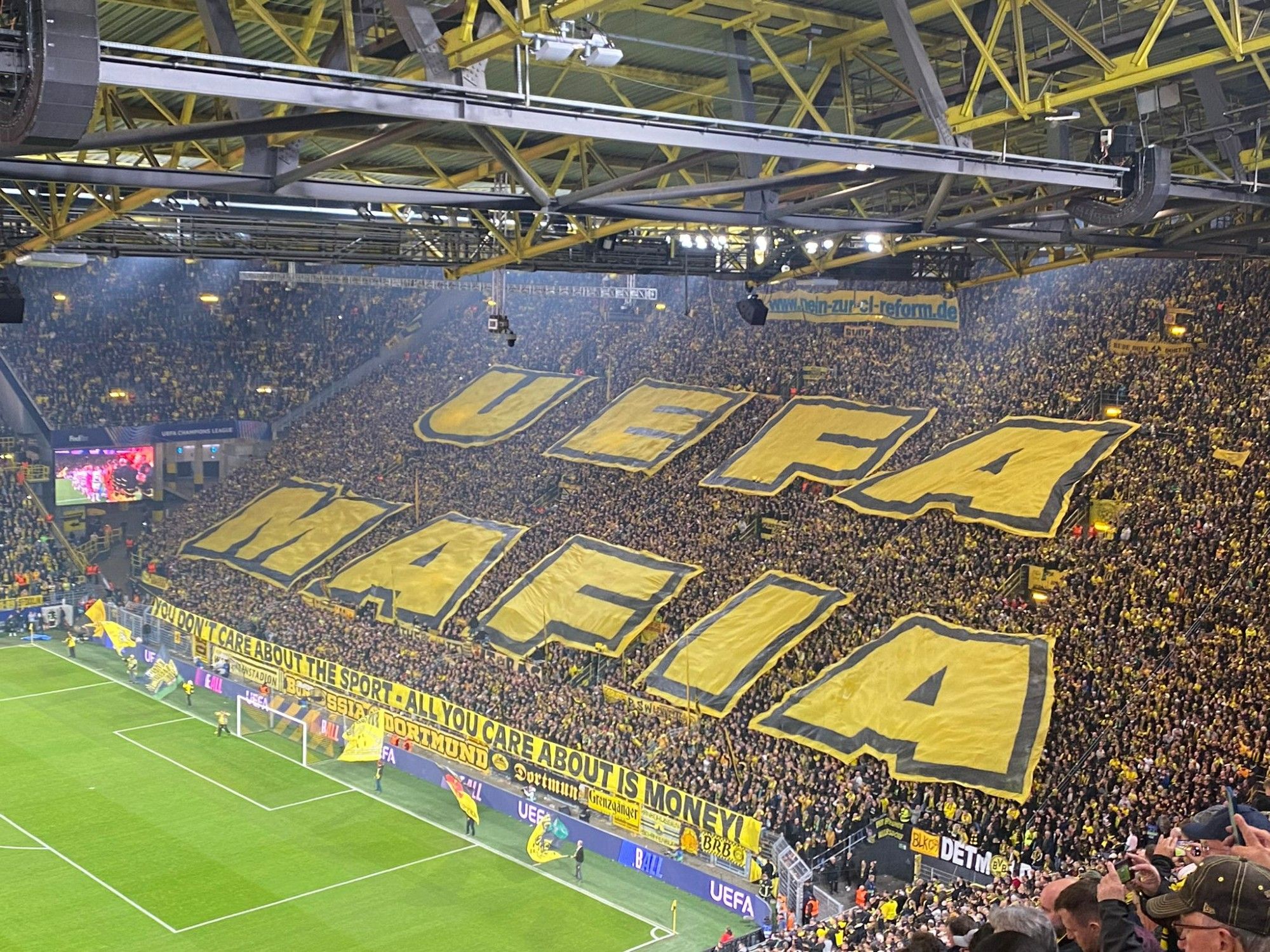 „UEFA MAFIA“-Choreografie auf der Südtribüne Dortmund