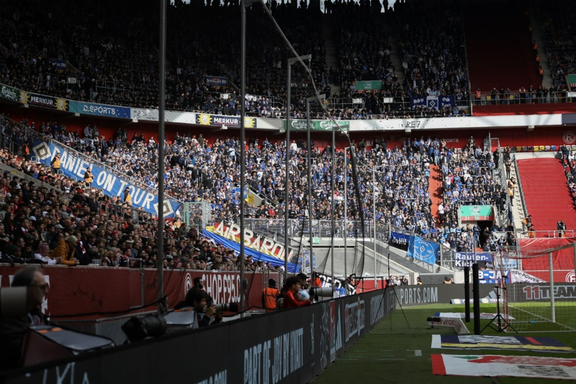 Der Gästeblock der HSV-Fans in Düsseldorf ohne Ultras und weitere Gruppen der aktiven Fanszene.