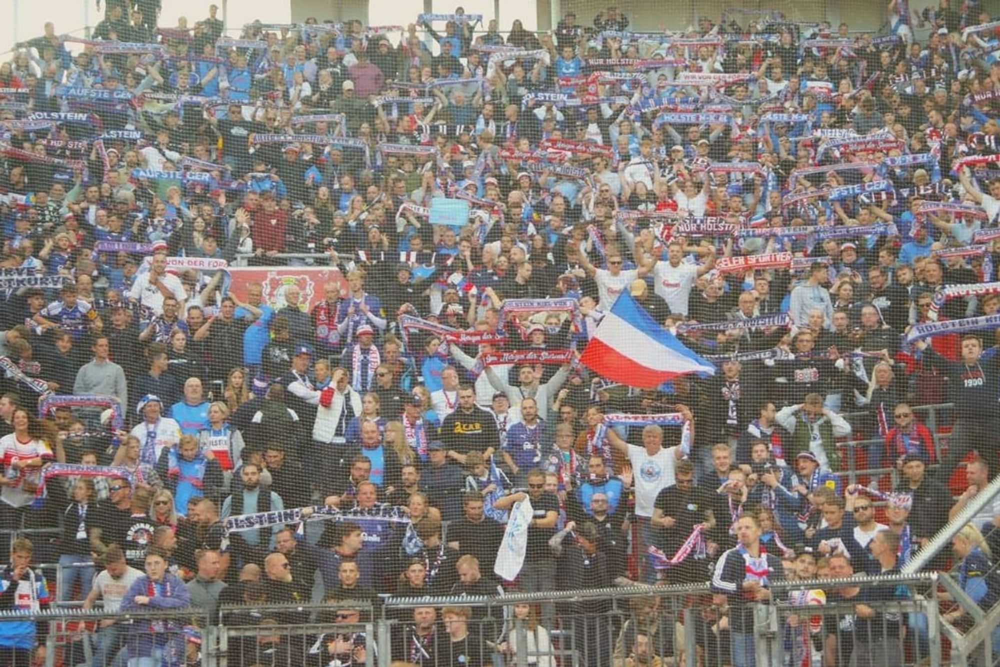 Holstein Kiel-Fans beim Punktgewinn in Leverkusen.