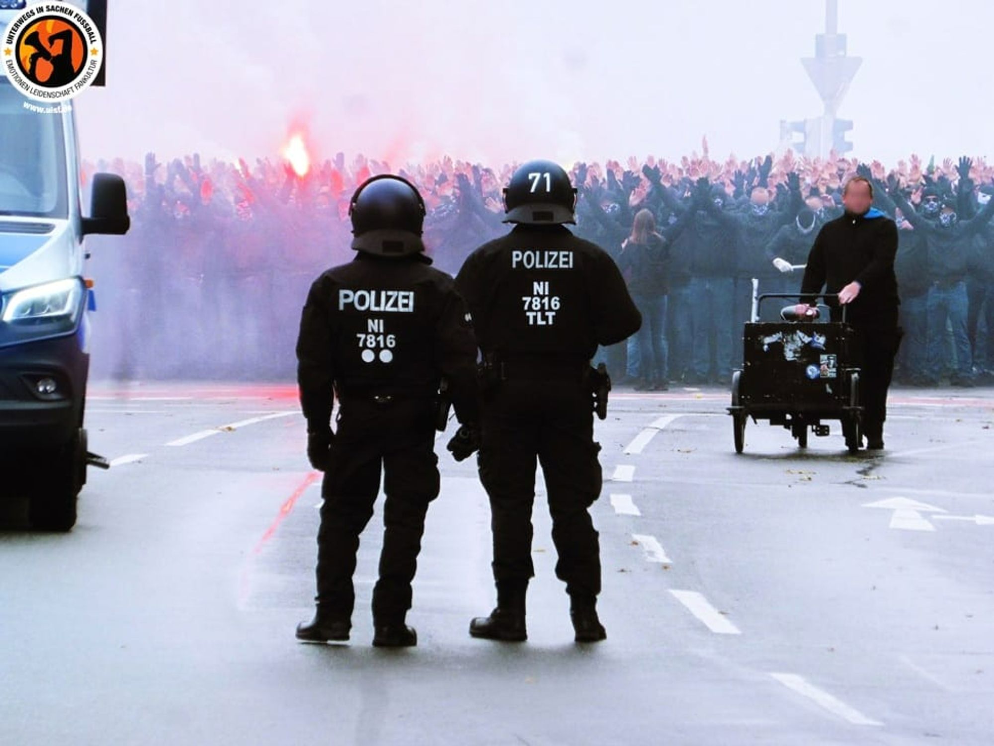 Polizisten beobachten den Fanmarsch von Hannover 96 beim Niedersachsen-Derby.