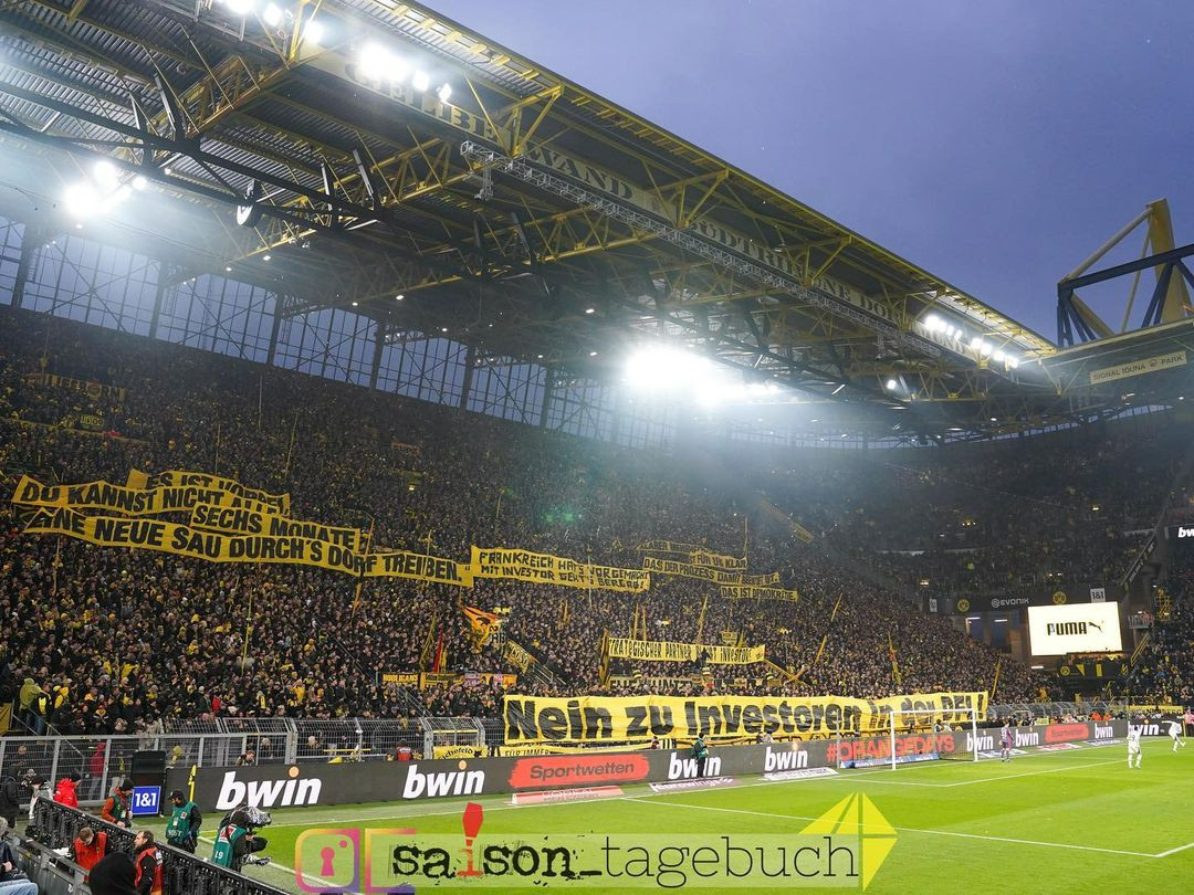 Protest-Plakate auf der Südtribüne gegen die neuen Investoren-Pläne der DFL.